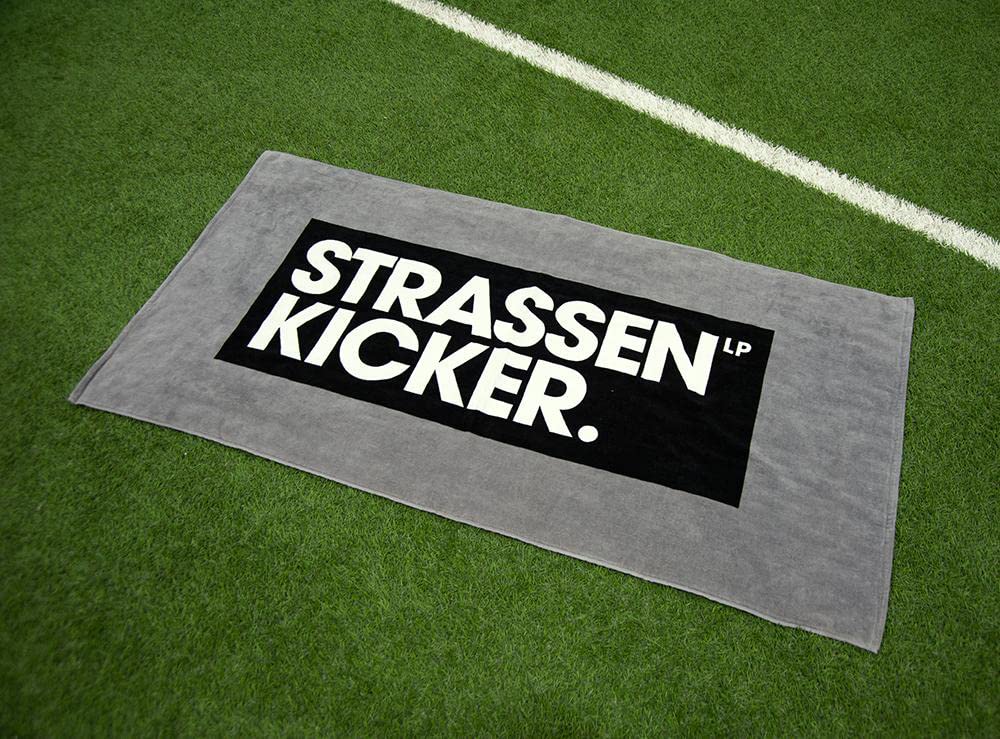 Herding STRASSENKICKER bath towel, made in green, approx. 75 x 150 cm, 100% cotton, velour, with flag label - Image 2