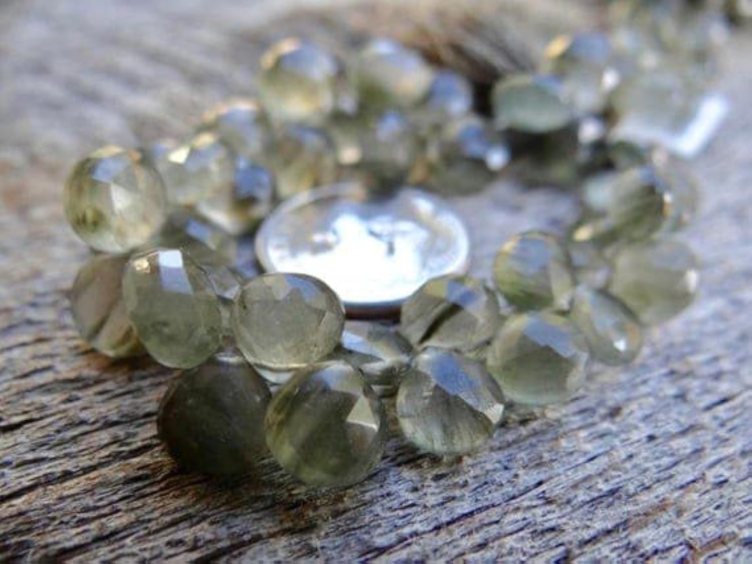 Chrysobéryl œil de chat vert gris rare, 6 briolettes cœur facettées haut de gamme pour vos bijoux