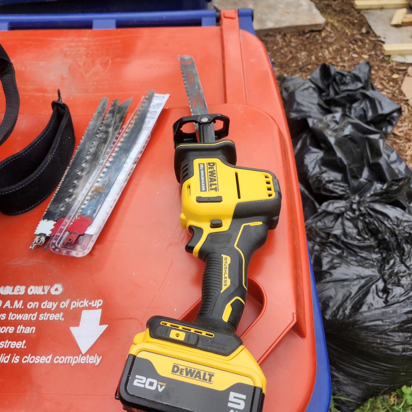 DEWALT 20V MAX ATOMIC Lithium-Ion Cordless Brushless One-Handed Reciprocating Saw (Tool Only) photo review