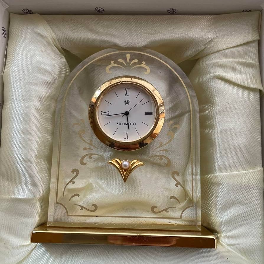 ミキモト の置き時計です。モダンで、美しい佇まいだと思います。 ミキモト の置き時計です。モダンで、美しい佇まいだと思います