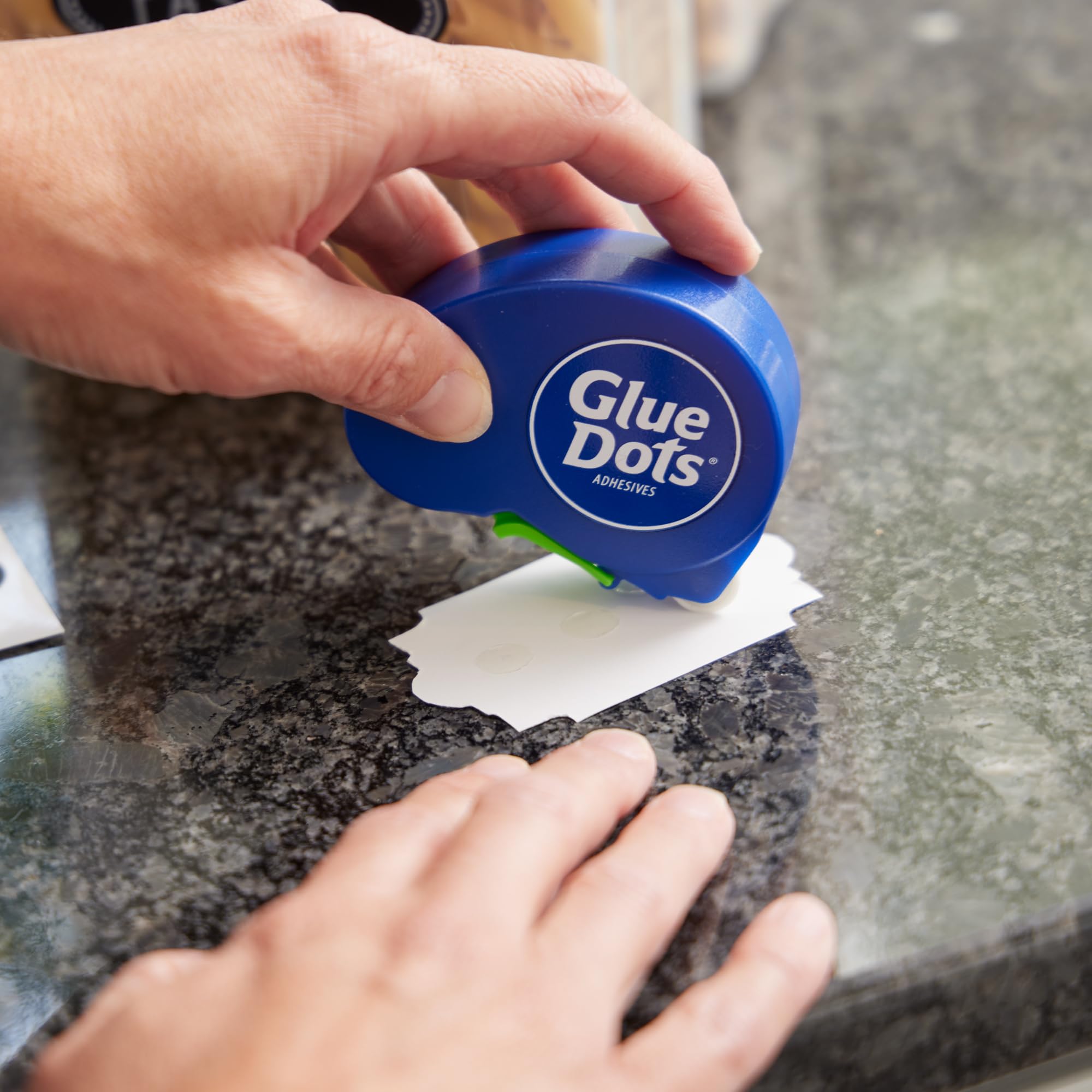 Glue Dots, Distributore per l'uso quotidiano, set di 6, 750 punti in totale, 0,95 cm, mobile, riposizionabile, multifunzionale, contenitori per etichette, stick di colla e nastro adesivo