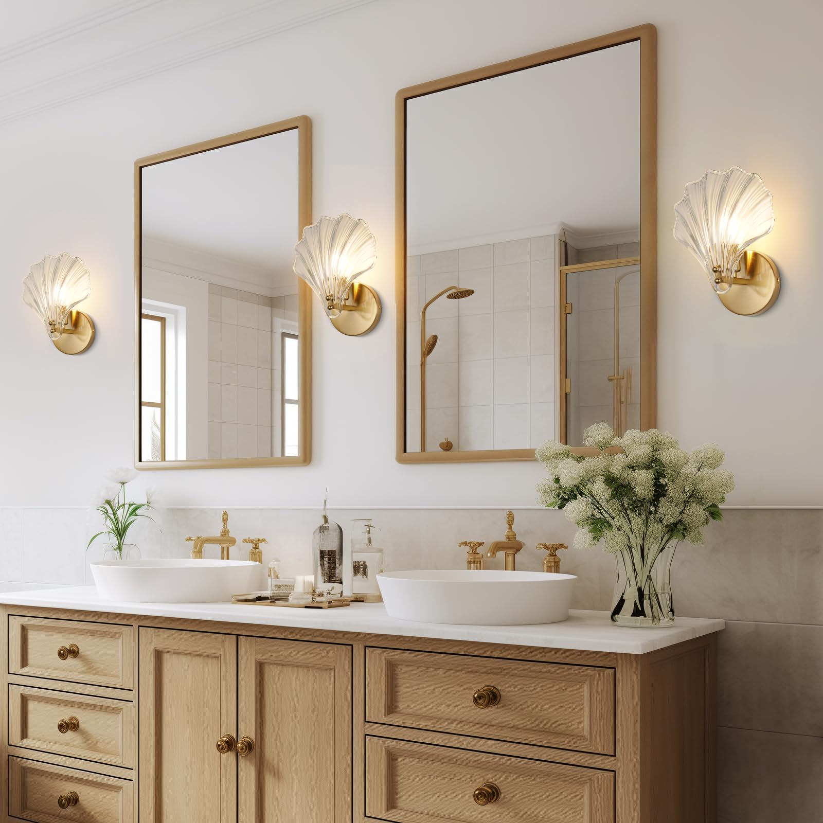 Set mit 2 goldenen Glas-Wandleuchtern mit klaren Glasschirmen in Muschelform, Mitte des Jahrhunderts, goldfarbenes Schminklicht, Messingbeschläge für Badezimmer neben dem