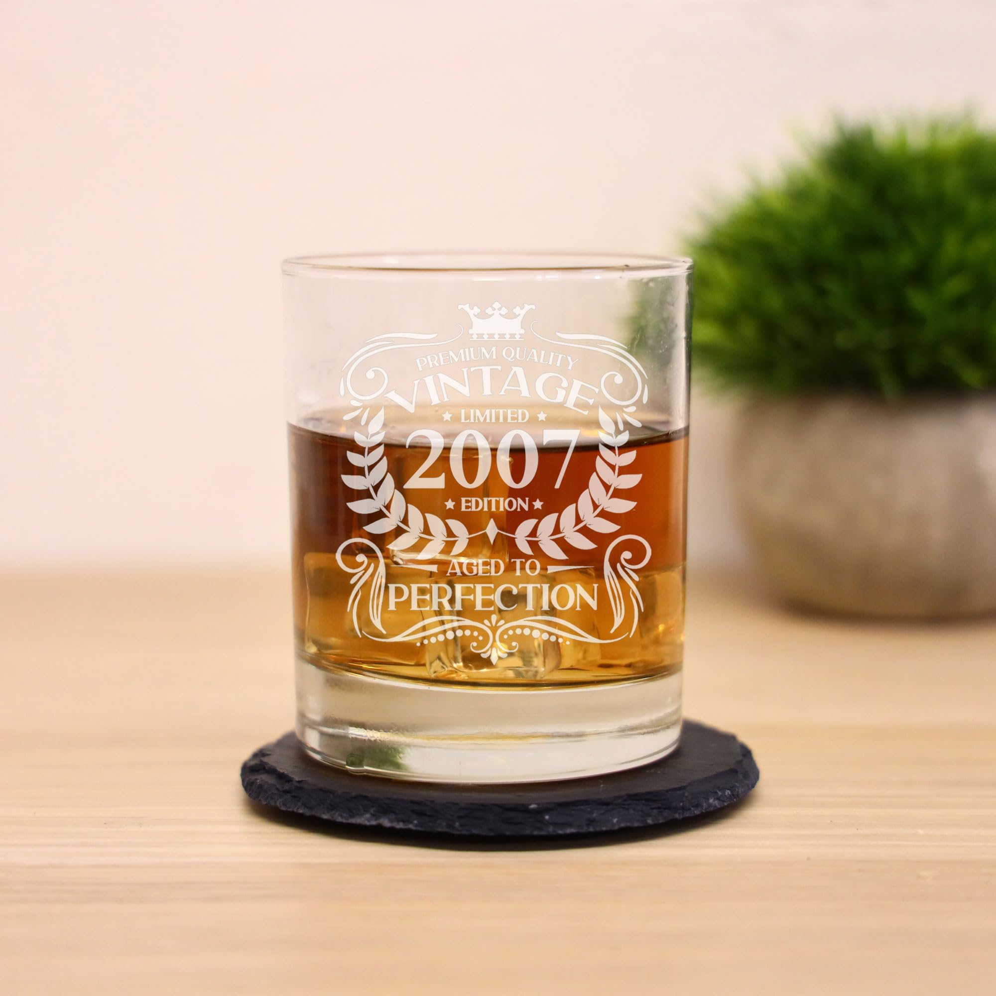 Always Looking Good Bicchiere da whisky con incisione "Aged to Perfection", regalo per il 19° compleanno da uomo, vintage 2007