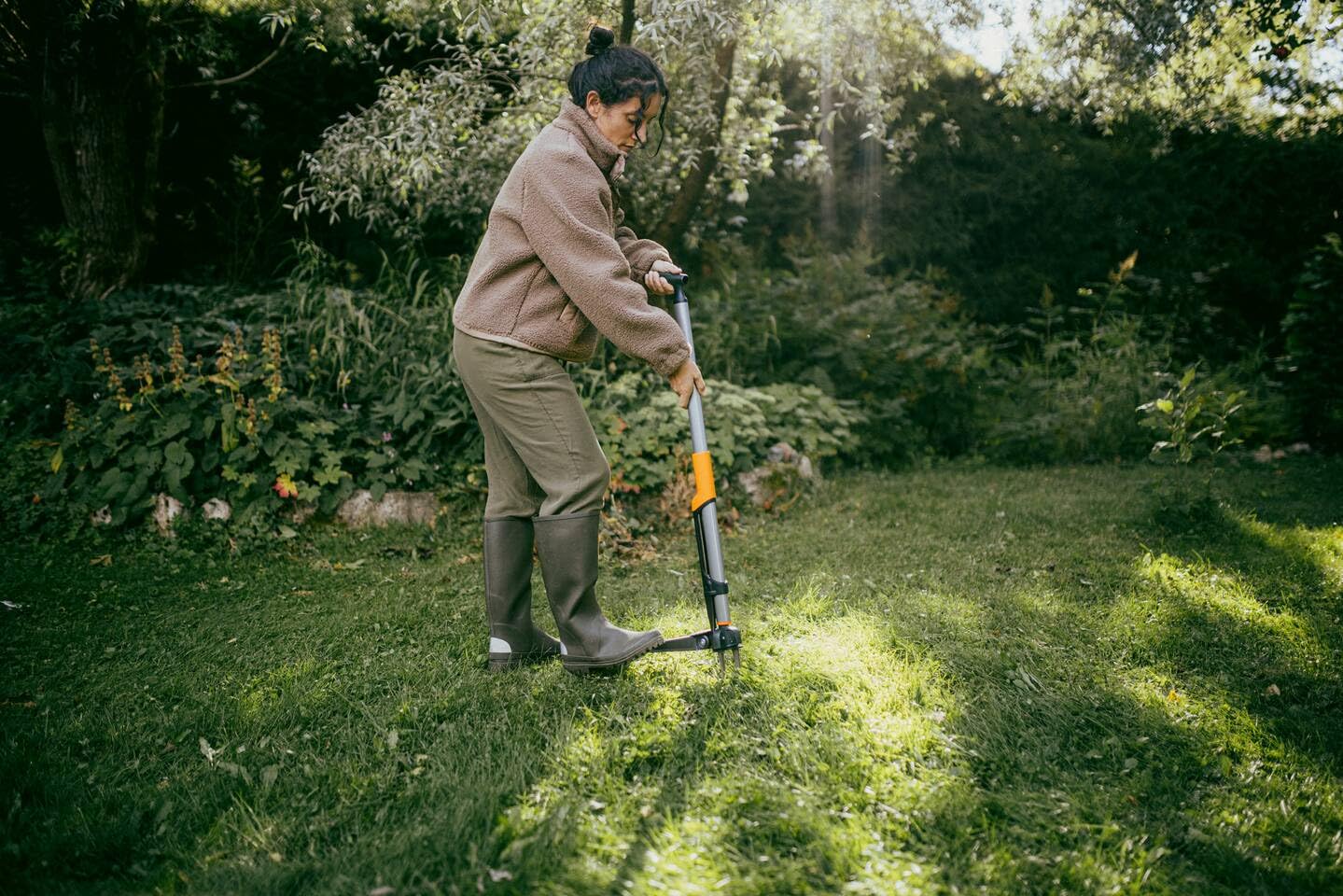 Fiskars Ergonomic Estirpatore di Erbacce | Impugnatura Ergonomica Offset, Sistema di Espulsione, Pedana Pieghevole, Nero/Arancione, 1082708