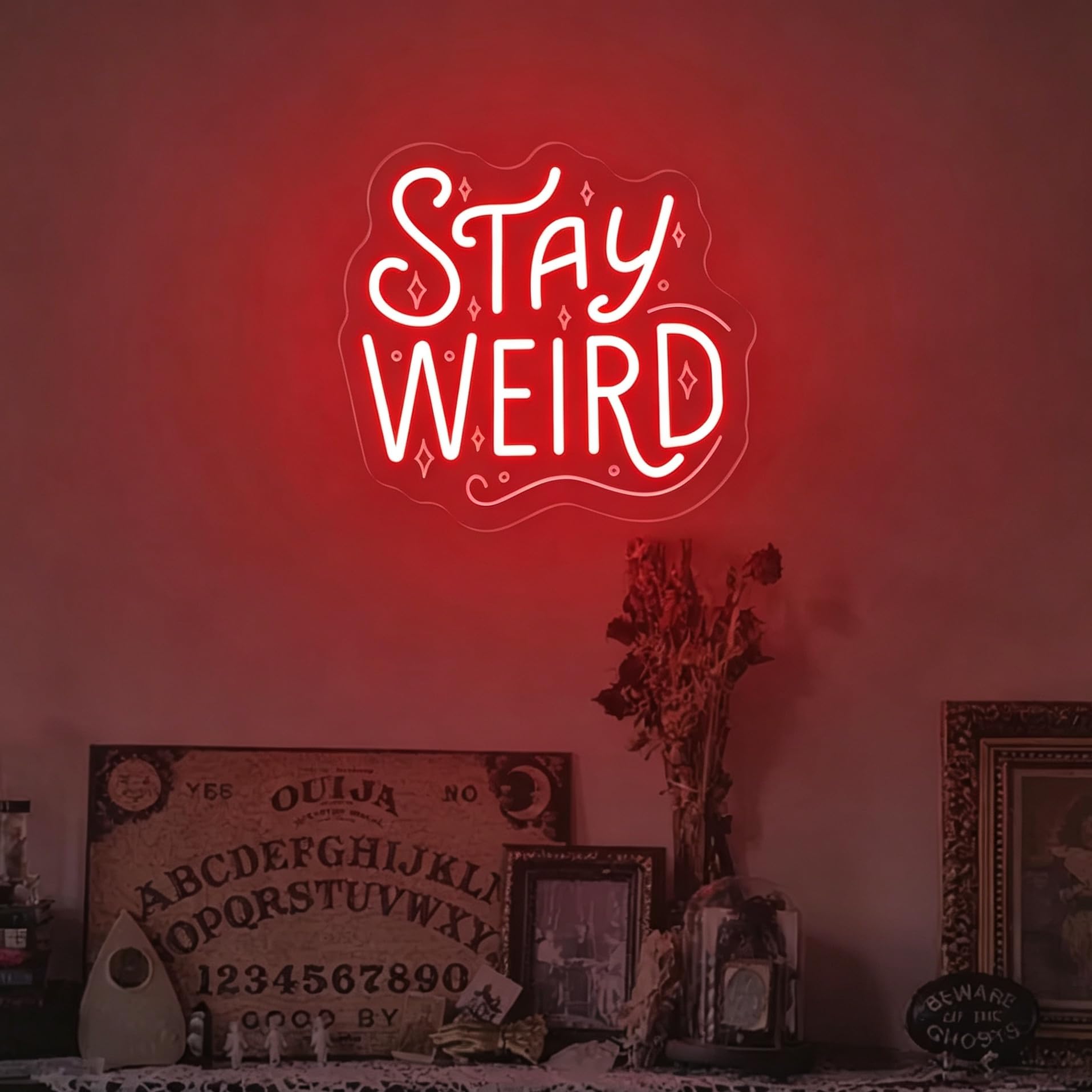 Stay Weird Neon Sign Red Novità Neon Light per la decorazione della parete | Segnale luminoso dimmerabile USB per camera da letto, dormitorio, bar, decorazione estetica alternativa alla stanza