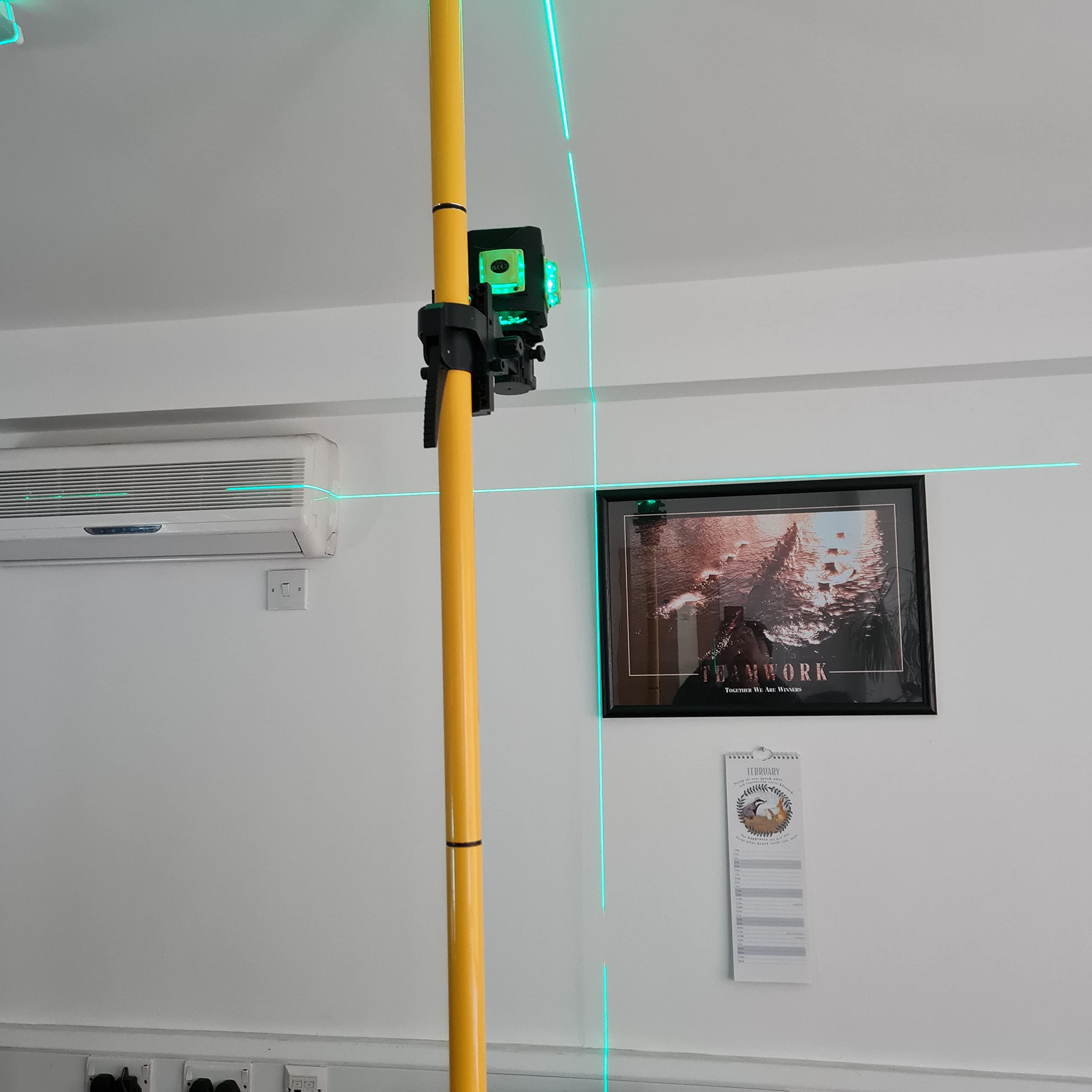 TOPWAY Niveau Laser 3D 12 Lignes, 3 x 360 Degrés Ligne Croix Verte Outil Laser Autonivelant pour Carrelage Sol, Réglage fin, pour Intérieur et Extérieur, 2 x Piles Incluses