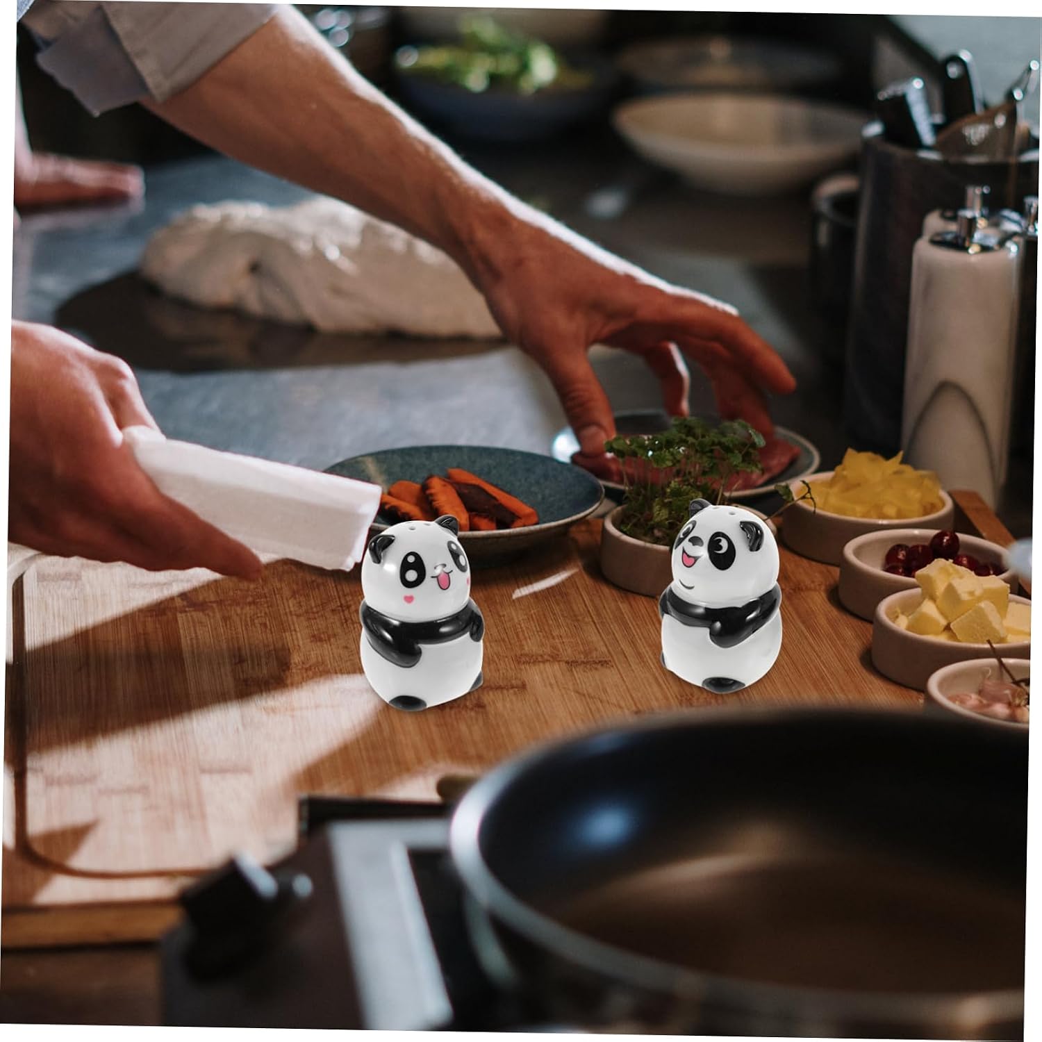 LIFKOME 2pcs Cute Panda Ceramic Spice Containers Salt Pepper for Home and Outdoor Use Versatile Seasoning Dispensers for Barbecue Camping and Kitchen Decor