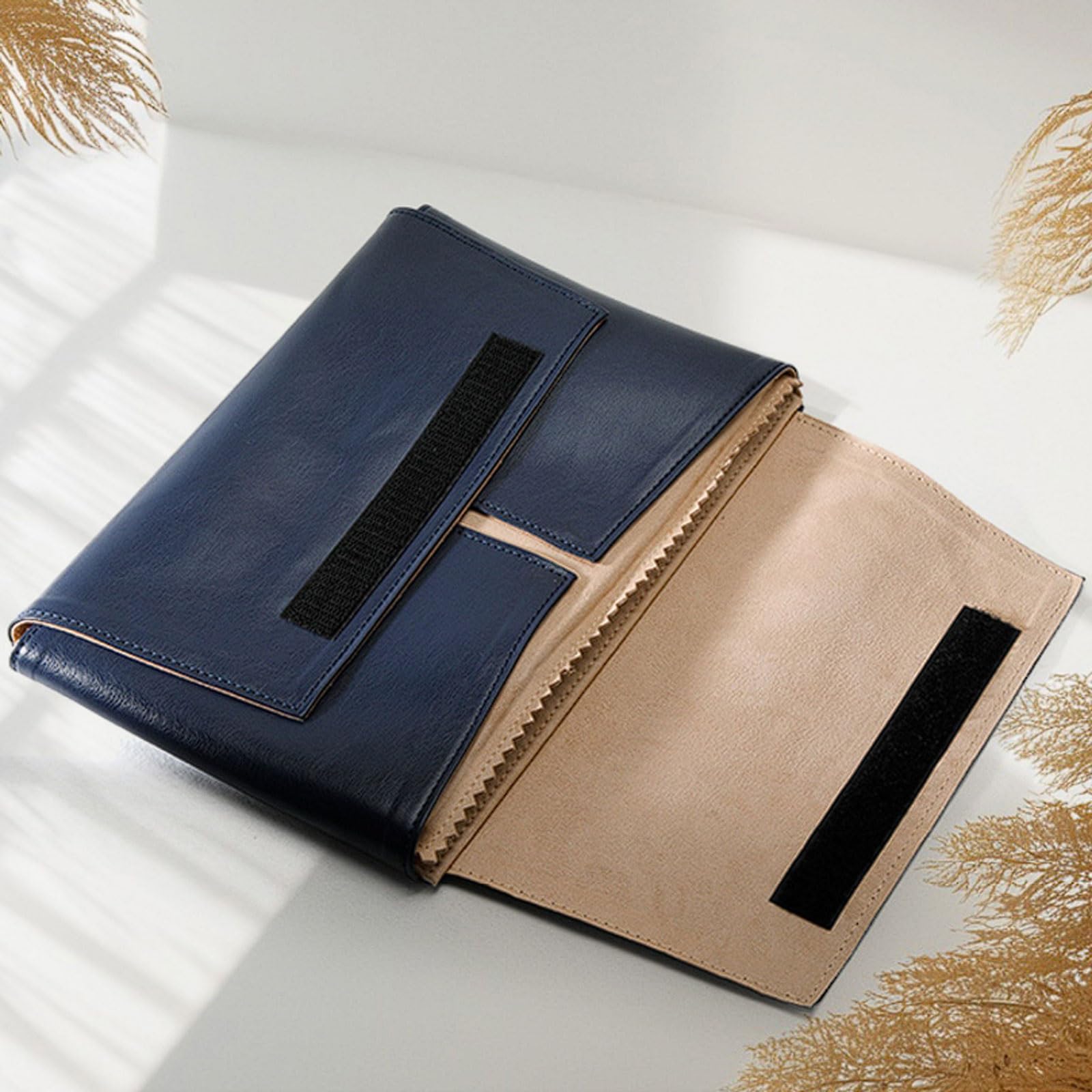 Pochette à bijoux rectangulaire en cuir, doublée de daim, idéale for ranger bijoux de soirée, perles et chaînes. Emballage cadeau