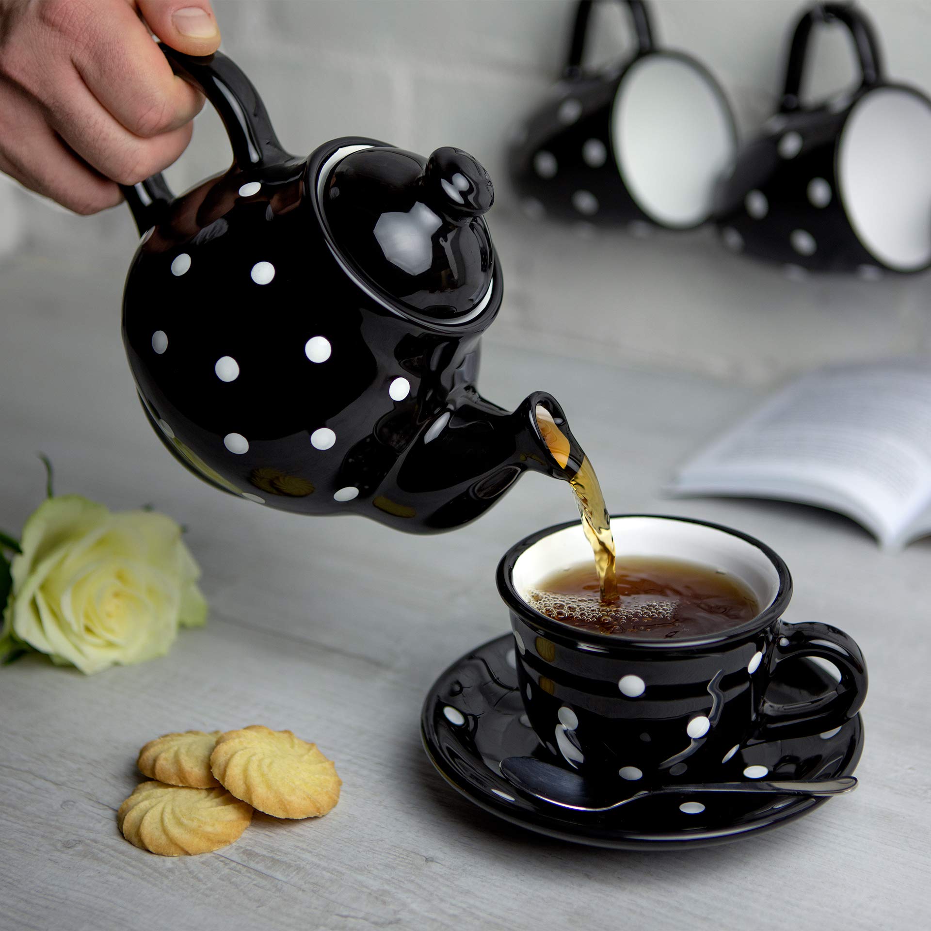 City to Cottage® Set da tè con Teiera, Bricco del Latte, Zuccheriera e 2 Tazze con Piattino | Fatto a Mano in Ceramica | Fantasia a Pois Nero e Bianco