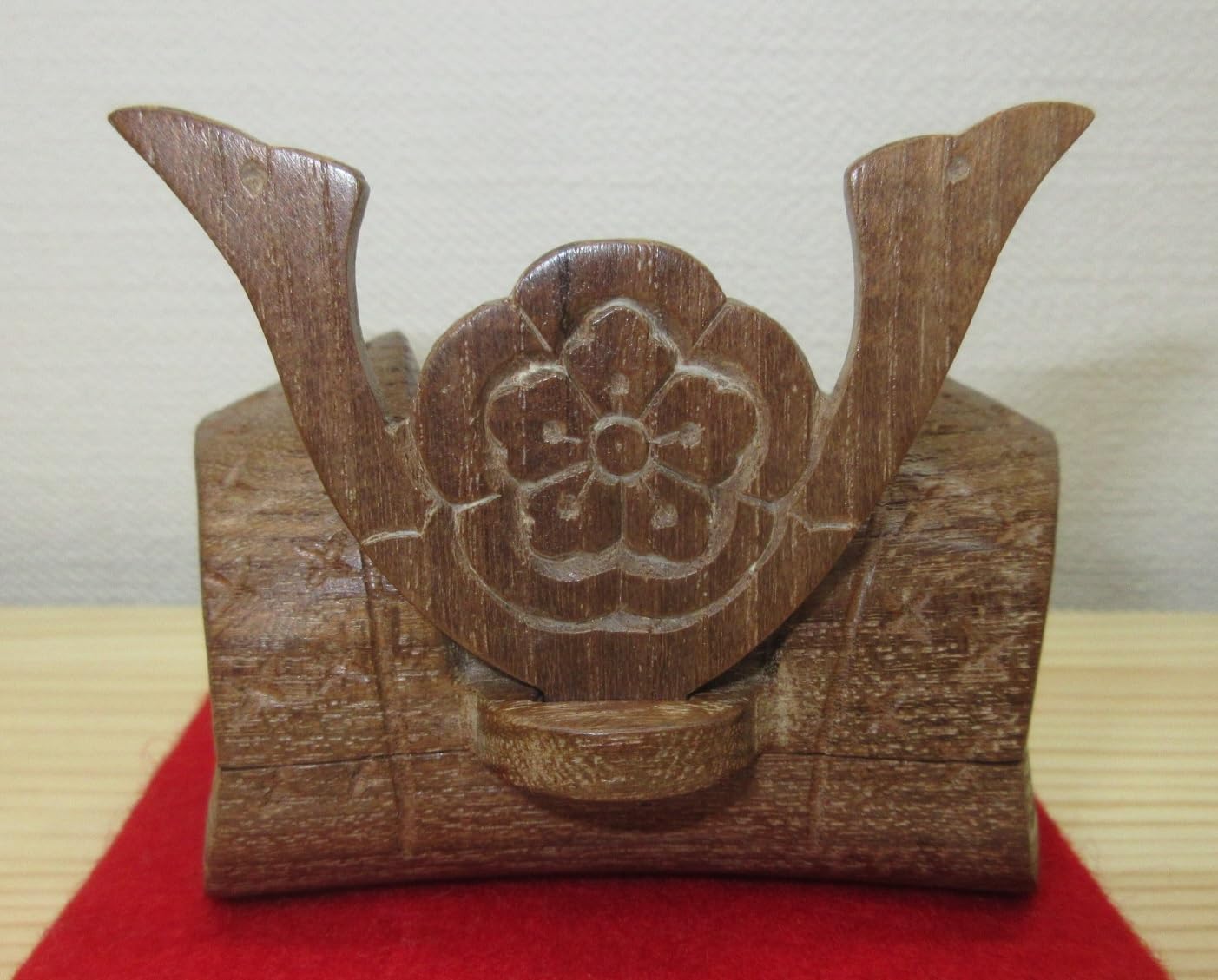 送料込【逢絢亭】茶道具 香合 桑地 兜の形 内金箔塗 木製 川本光春 共箱入り Amazon｜ノーブランド品【逢絢亭】茶道具香合桑地兜の形内金箔塗