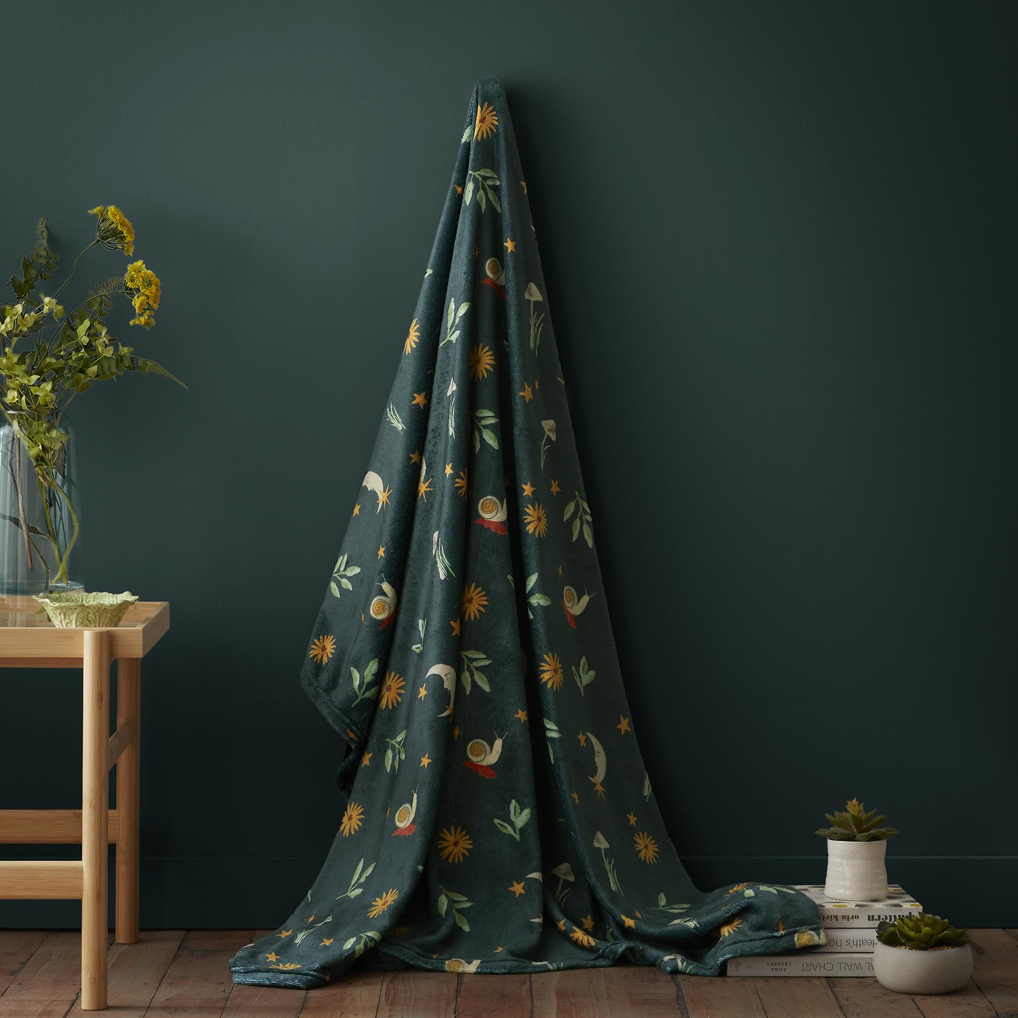 Fusion Snug Botanical Mushrooms Green Throw – Minimalist Blanket – Recycled Polyester – 120x150cms
