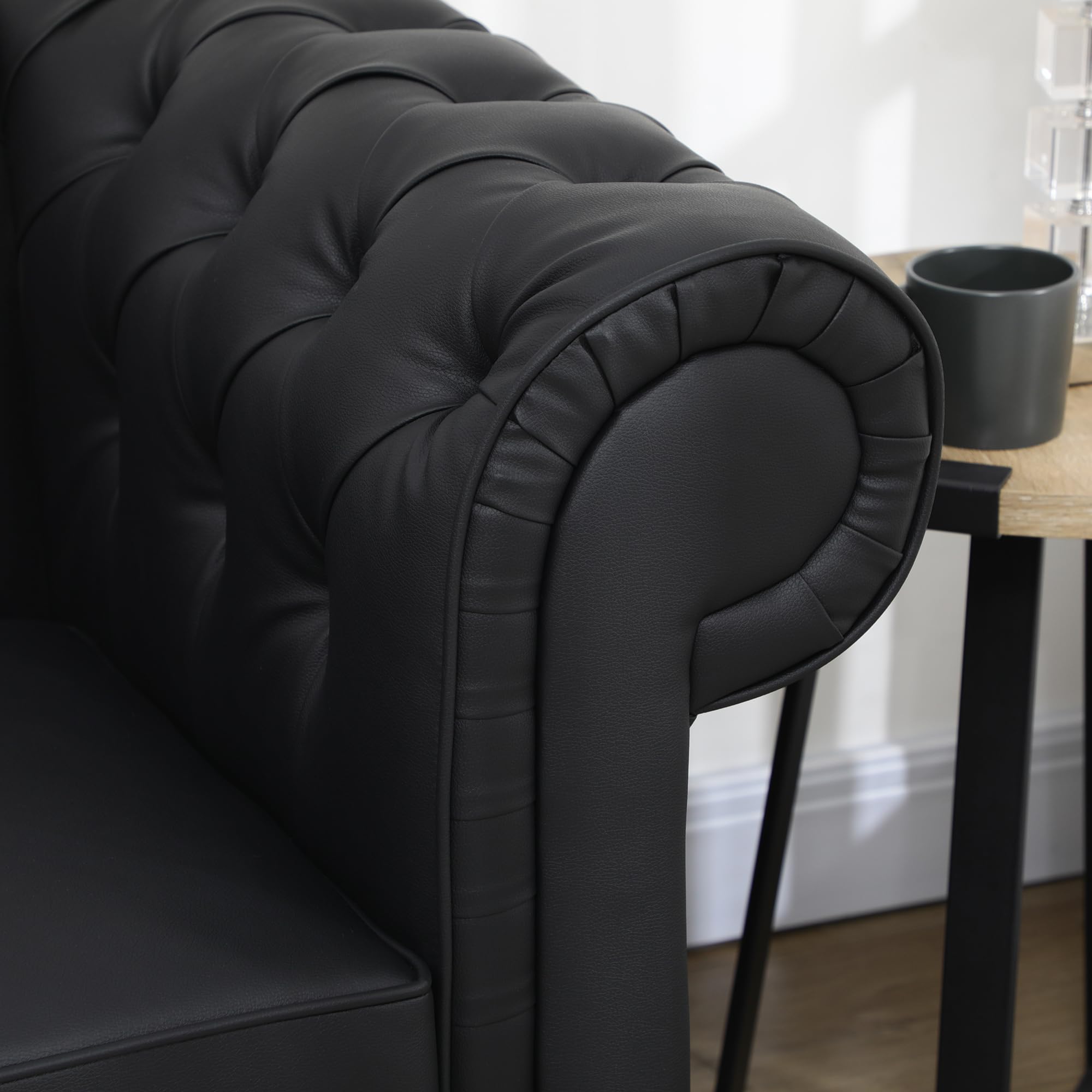 HOMCOM Divano 2 Posti Stile Chesterfield in Finta Pelle, Divanetto da Salotto Trapuntato con Braccioli e Imbottitura Spessa, Sofà con Gambe in Legno di Gomma per Soggiorno e Ufficio, Nero
