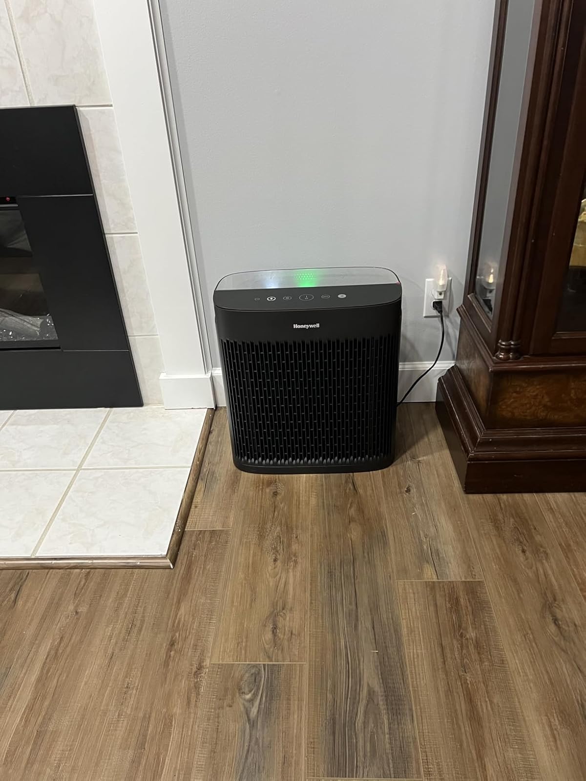 Honeywell HPA5300 air purifier showing red air quality indicator during poor air conditions