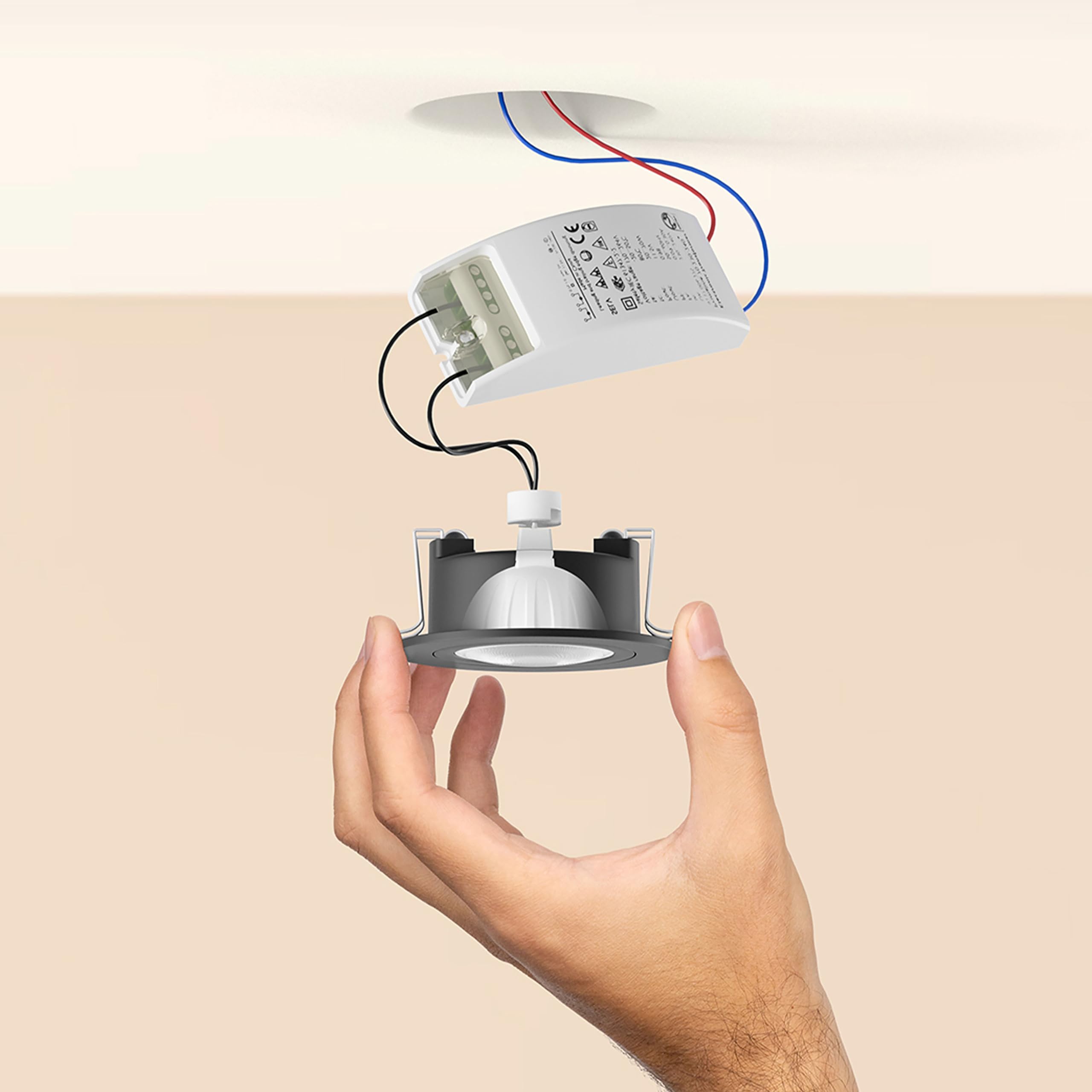 Philips Hue Starterpaket - GU5.3 - mit 4 Spots (MR16) - 12V - Warm bis Kaltweißes Licht - inkl. 1 Hue Bridge - Hue White Ambiance