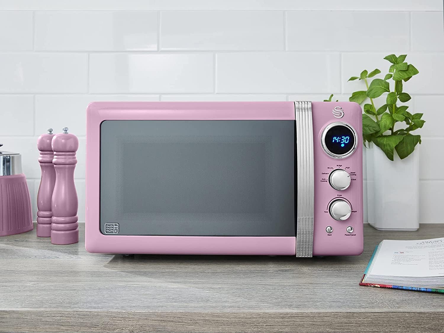 Swan Retro SM22030LPNOWA cyfrowa kuchenka mikrofalowa 20 l, 5 poziomów mocy, funkcja rozmrażania, timer 60 minut, talerz obrotowy 27 cm, styl vintage, różowy, 800 W
