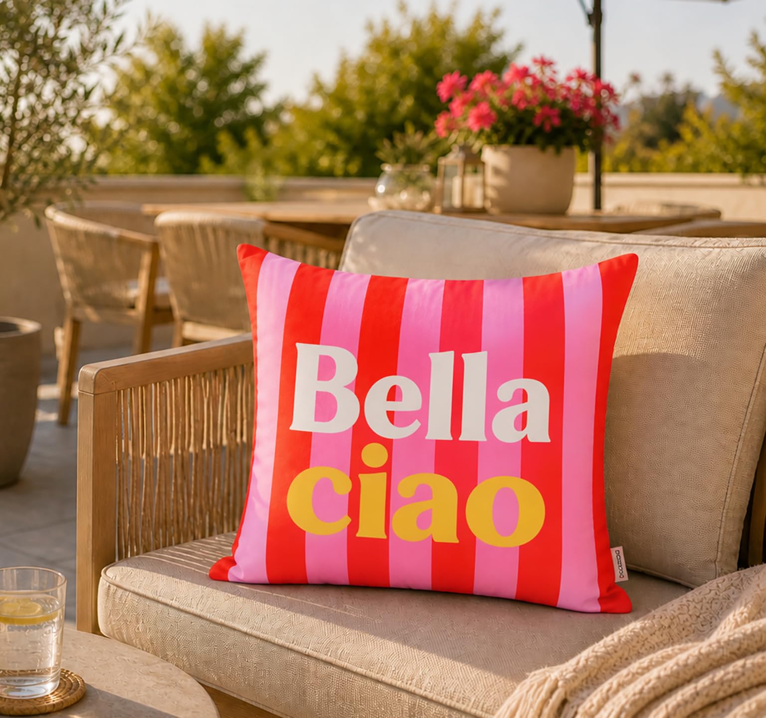 KAMACA Outdoor Dekokissen Bella Ciao 45x45 cm Rot Rosa Gestreift – Gartenkissen mit 370g Füllung – Wasserabweisend, Schmutzabweisend & Strapazierfähig – Balkon Terrasse Lounge Kissen