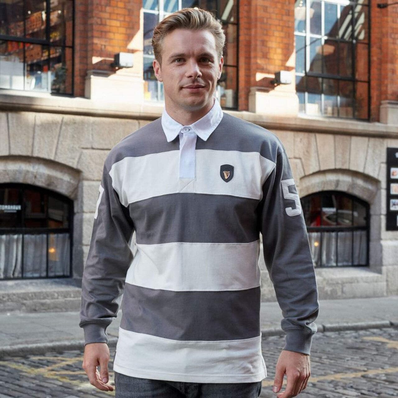Guinness Langärmliges Rugby-Shirt mit Metallabzeichen in Zinn/Creme