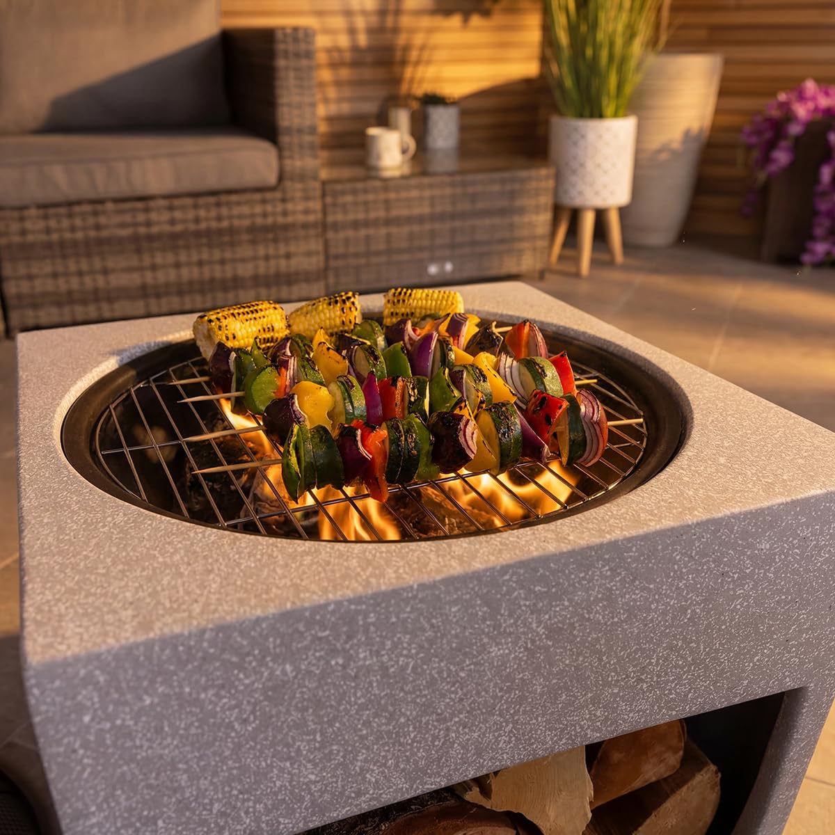 CHARLES BENTLEY Brasero carré Magnesia 50cm avec Couvercle grillagé, Grille de Cuisson, tisonnier, Design Moderne, léger, pour Bois et Charbon, Jardin terrasse (52x52x48cm)