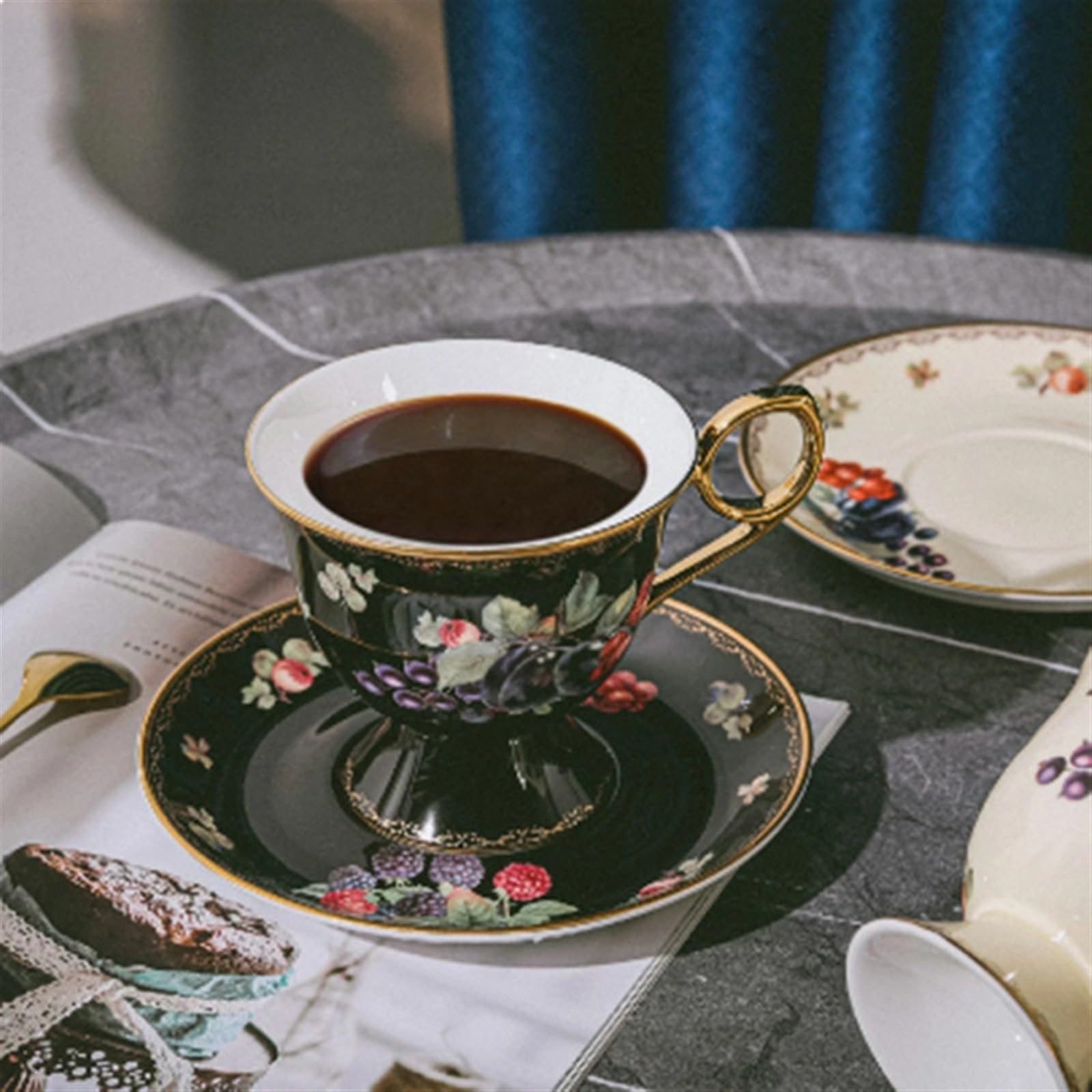 Zestaw filiżanek do herbaty i spodków, styl retro z wysokimi nogami porcelana kostna pozłacana filiżanka do kawy lekki luksusowy zestaw filiżanek do kawy lekka filiżanka do herbaty (2)