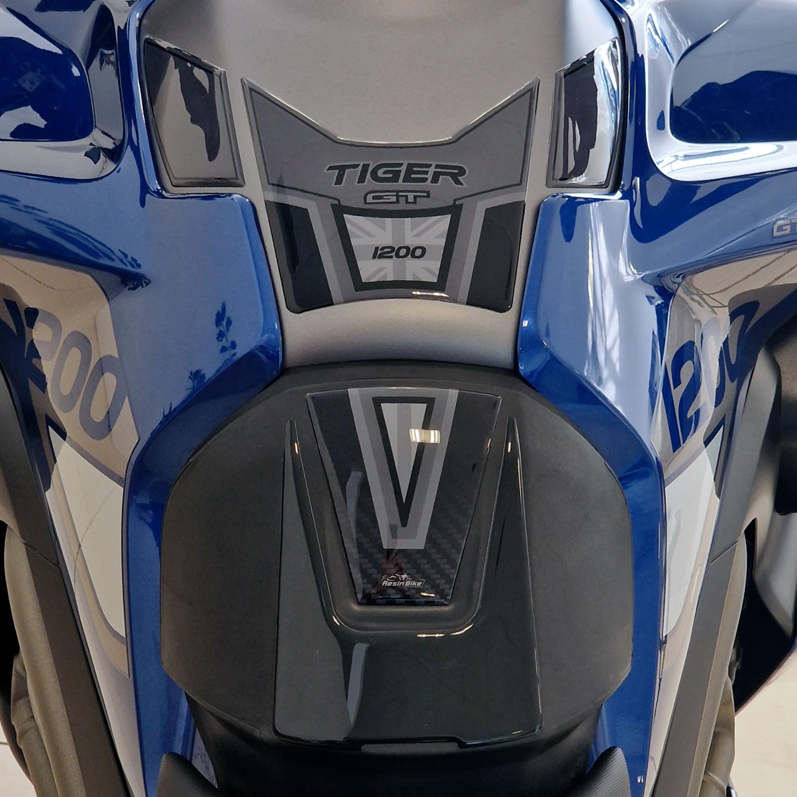 Resin Bike naklejki moto kompatybilne z Triumph Tiger 1200 GT Pro 2022-2024. Ochrona zbiornika paliwa przed uderzeniami i zarysowaniami. Naklejki żywiczne z efektem 3D, wykonane we Włoszech