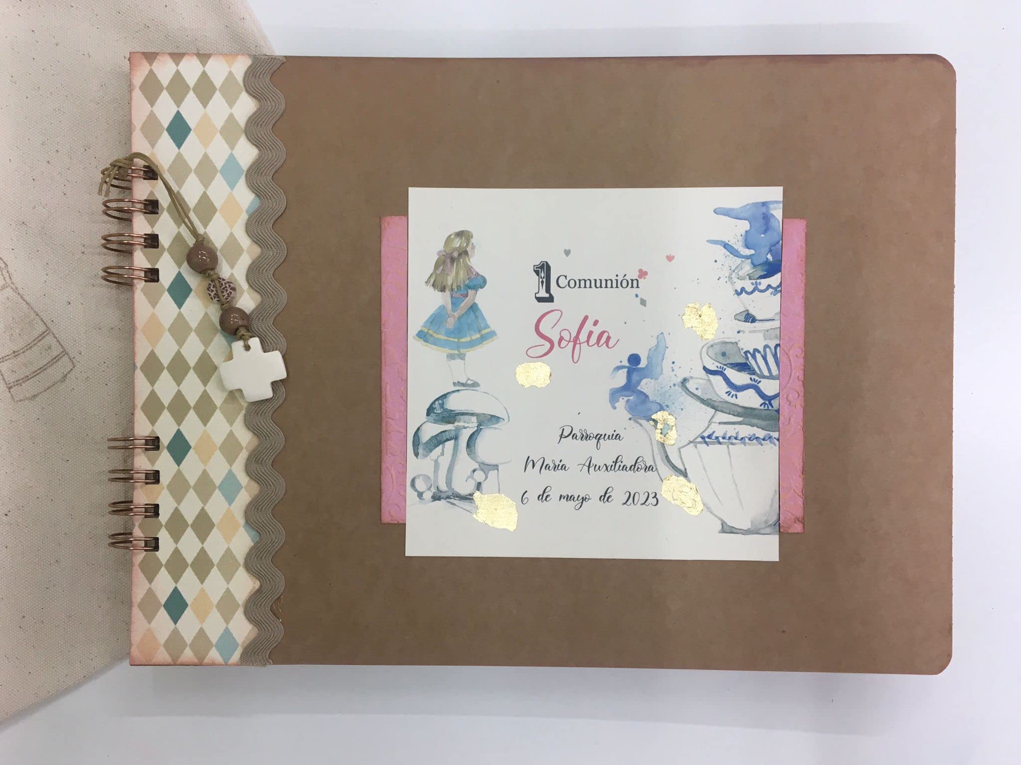 Libro de Firmas Comunión Personalizado y Hecho a Mano - Libro Comunión 22 x 32 cm - Personalización Álbum Comunión (Alicia Maravillas)