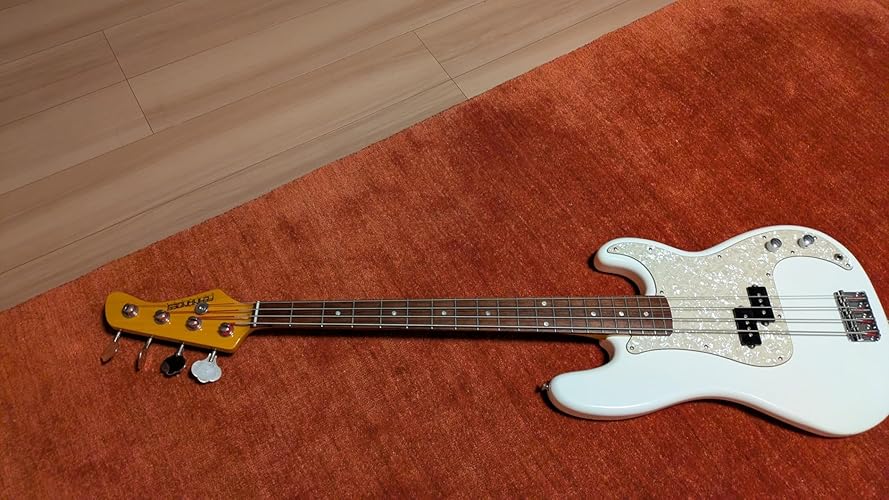 Amazon | Musiclily 13穴 PBプレシジョンベース用ピックガードFender