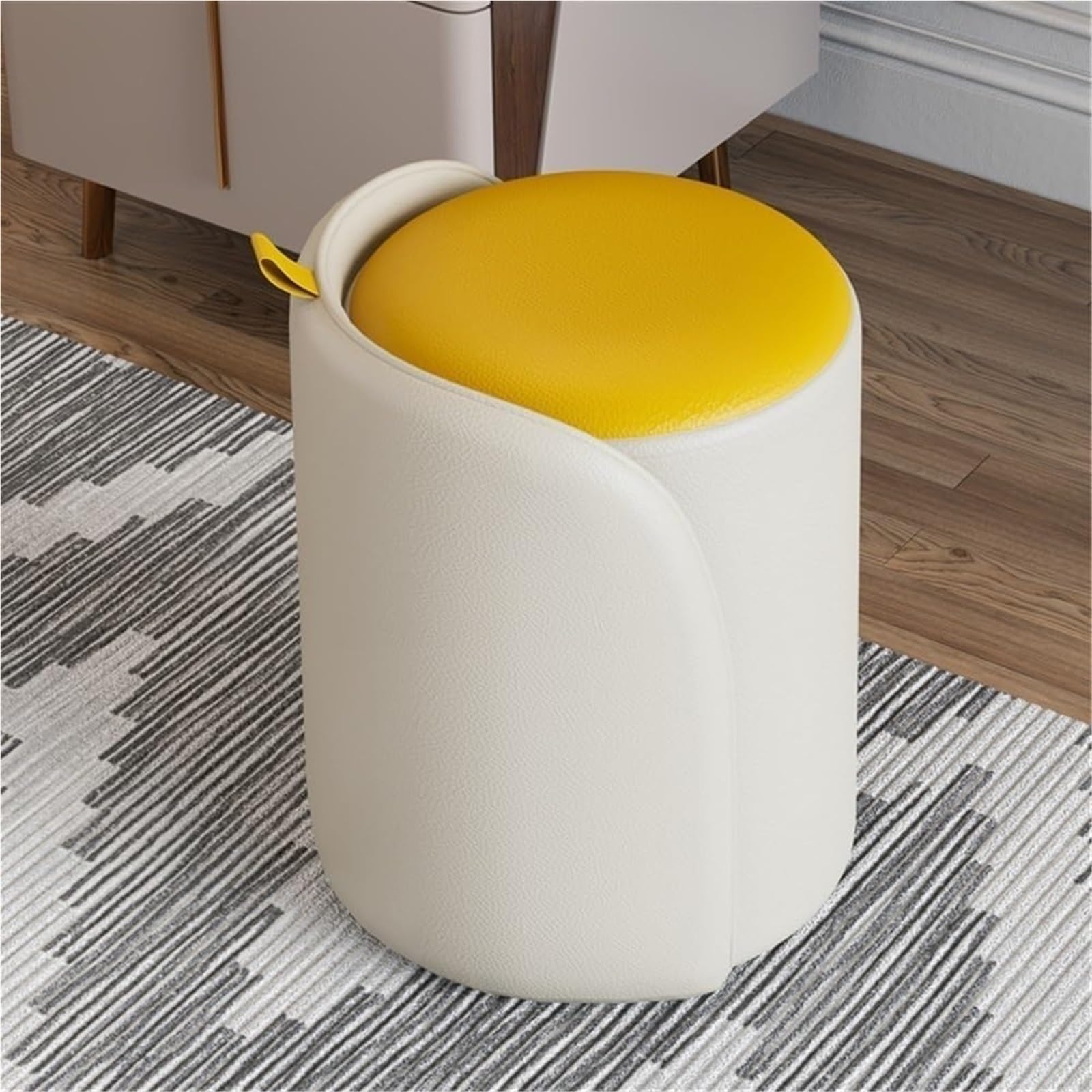 Moderna sedia rotonda in pelle per trucco e soggiorno, elegante seduta imbottita e poggiapiedi, accogliente accento marrone per decorazione camera da letto, giallo, taglia unica