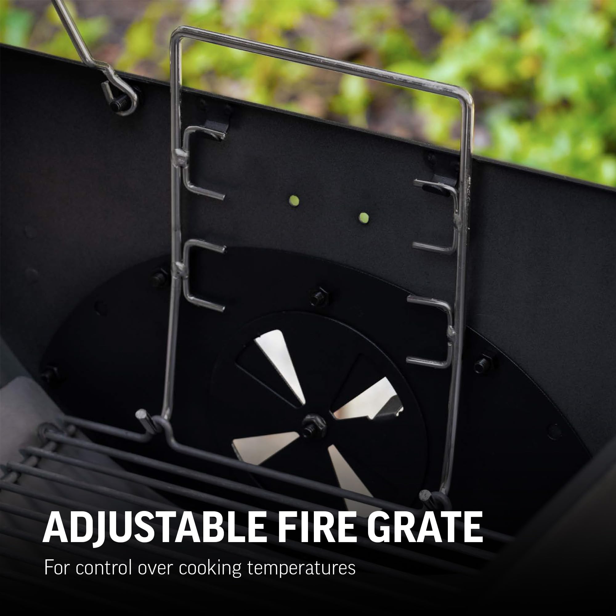 Char-Griller Wrangler 2823 grill na węgiel drzewny w kolorze czarnym z drewnianymi półkami