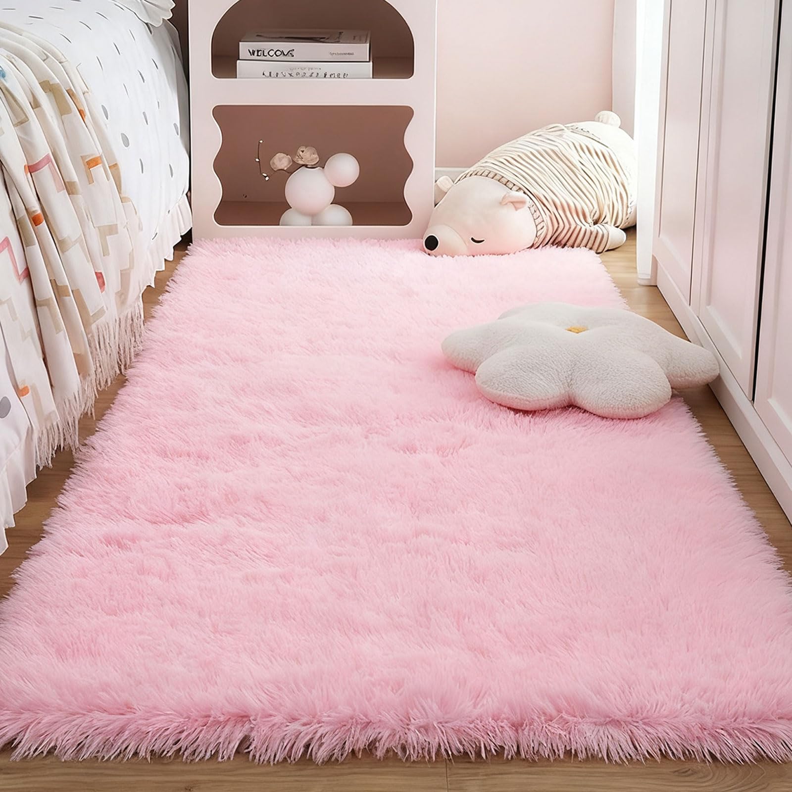 Tapis chambre shaggy grand format rose pour créer un coin lecture cocooning salon