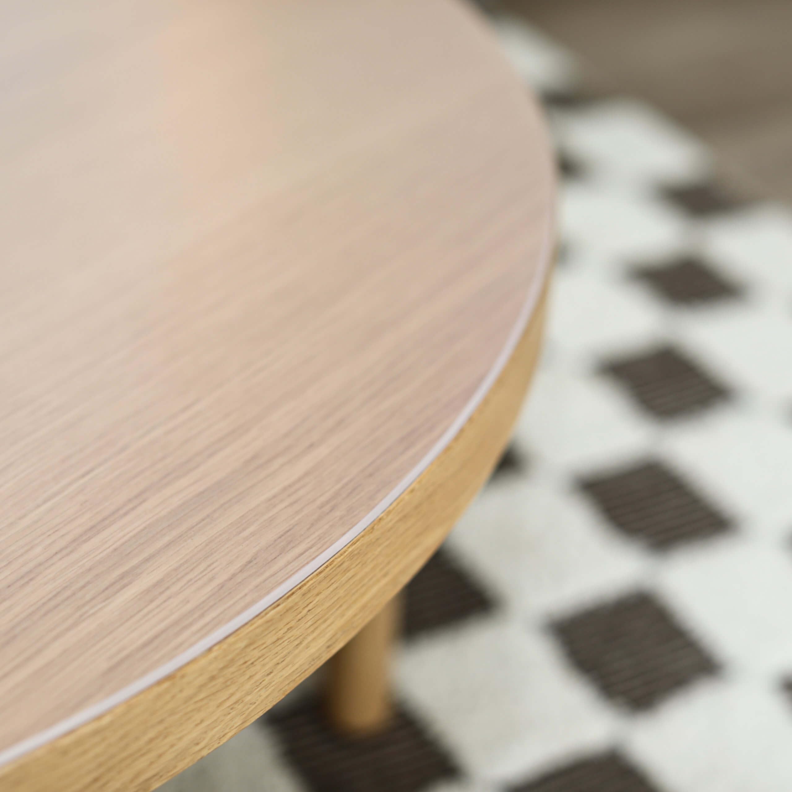 Profolio Tischfolie Rund & Leicht Transparent mit abgeschrägter V-Kante - Feinmattierte Tischdecke als Schutz ohne Luftblasen - Matte 2mm Folie für Ihren Tisch - 140cm Durchmesser - Größe Wählbar