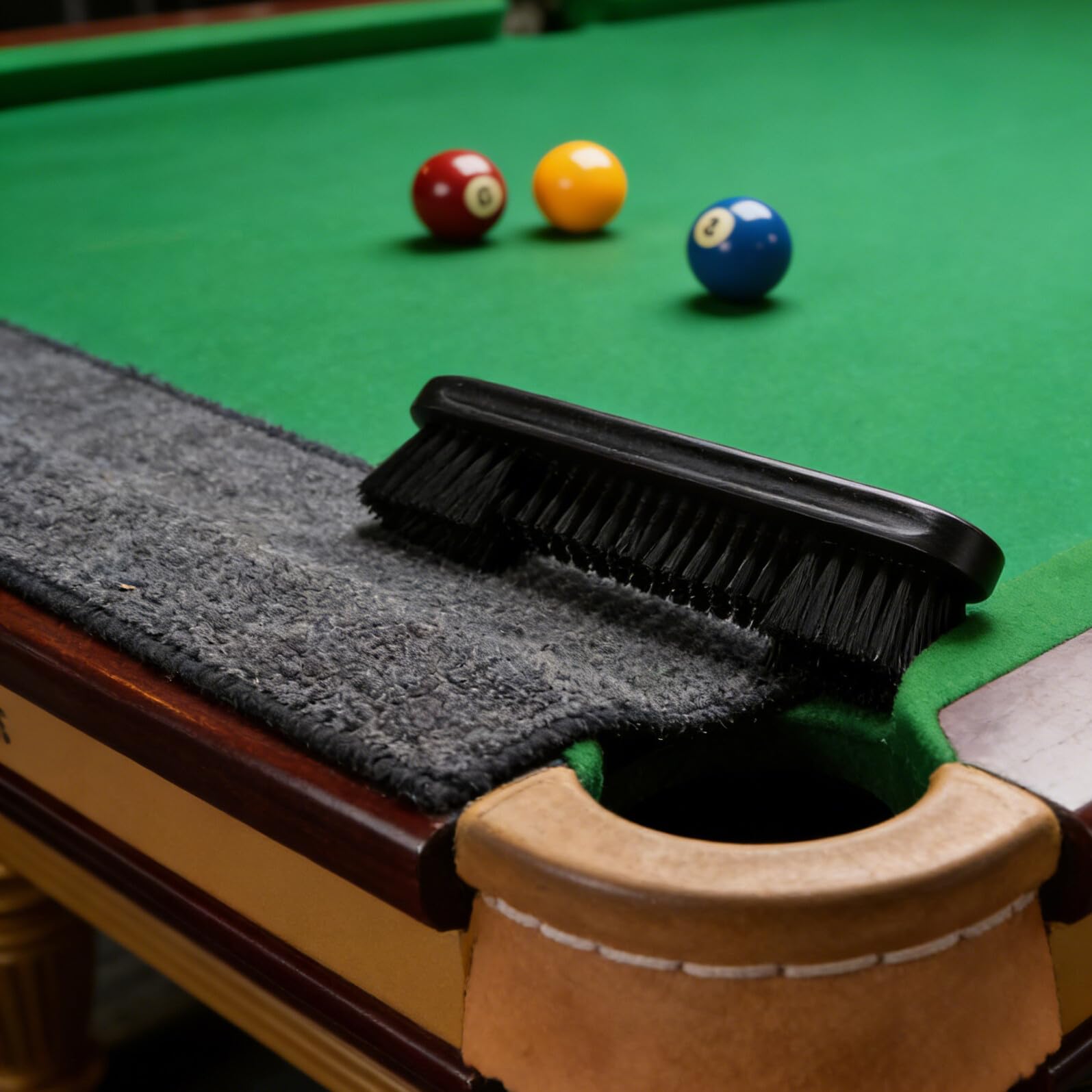 YARNOW Support Triangulaire Porte-Boules de Billard en Bois Massif 3 Pièces Brosse 9 Pouces pour Table de Billard, Kit Entretien Tapis, Accessoire Salle de Jeux et Loisirs à Domicile