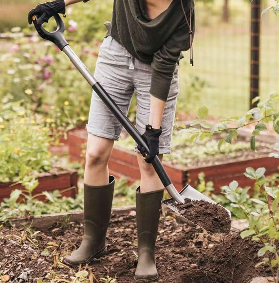Fiskars Pala de Metal Ergonomic™ con borde puntiagudo