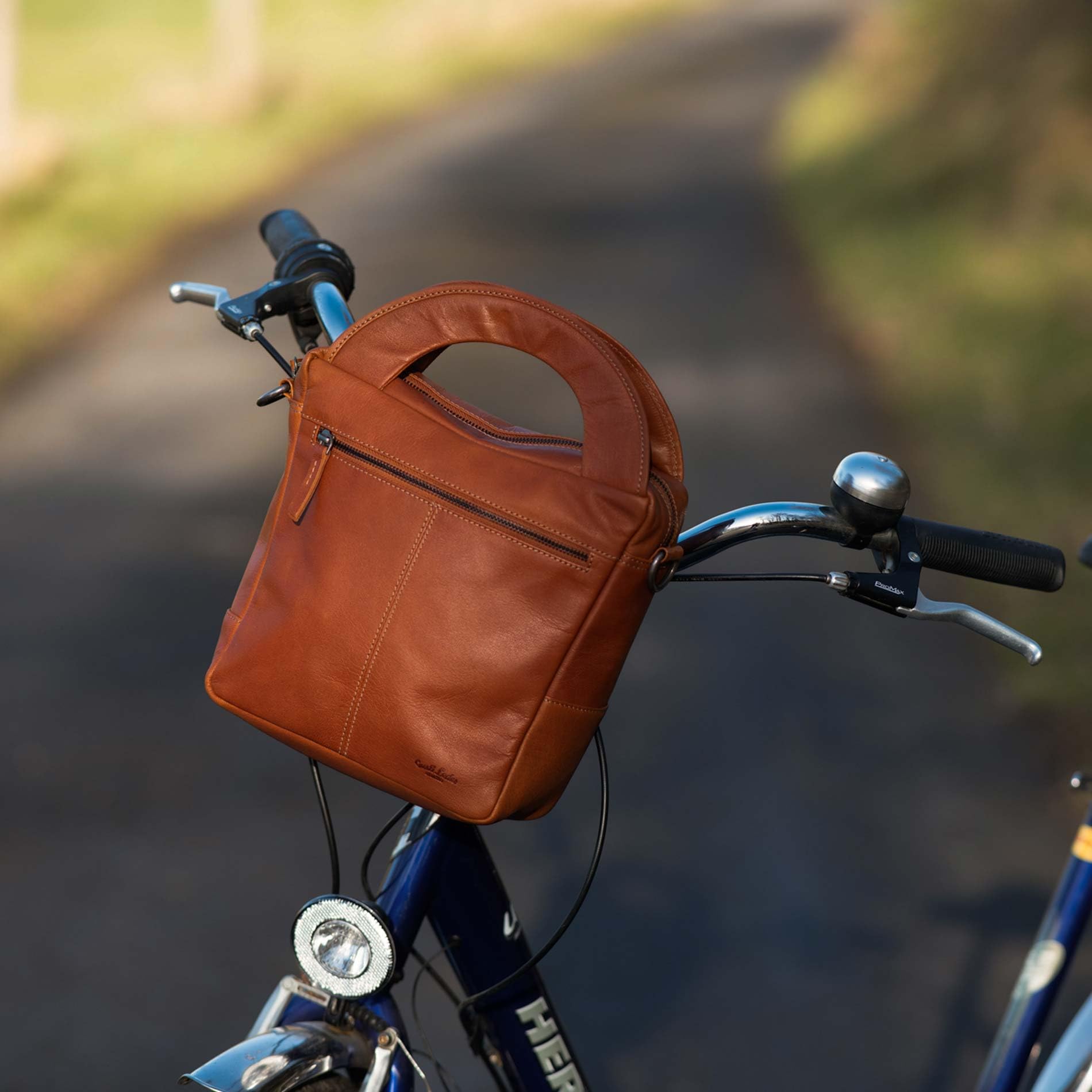 Gusti Leder Vincente T. Fahrradtasche Leder – Vintage Lenkertasche mit Halterung & Gepäckträgertasche, Fahrrad Tasche Braun, Unisex Sport & Freizeit