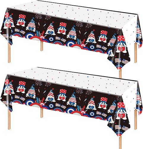 ROMANKAS Mantel patriótico de plástico para el 4 de julio, paquete de 2 manteles de 54 x 108 pulgadas, manteles desechables de gnomo americano para