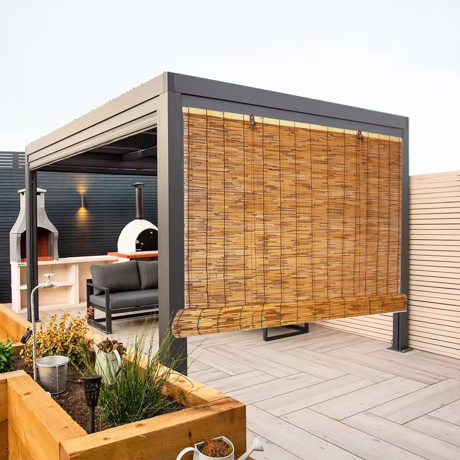 Store enroulable en bambou occultant contre la chaleur du soleil sur le porche et la terrasse