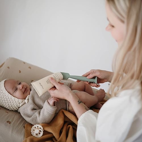 Miniatura 3 de mushie Aplicador de crema para pañales de silicona suave con base de succión (tomillo seco)