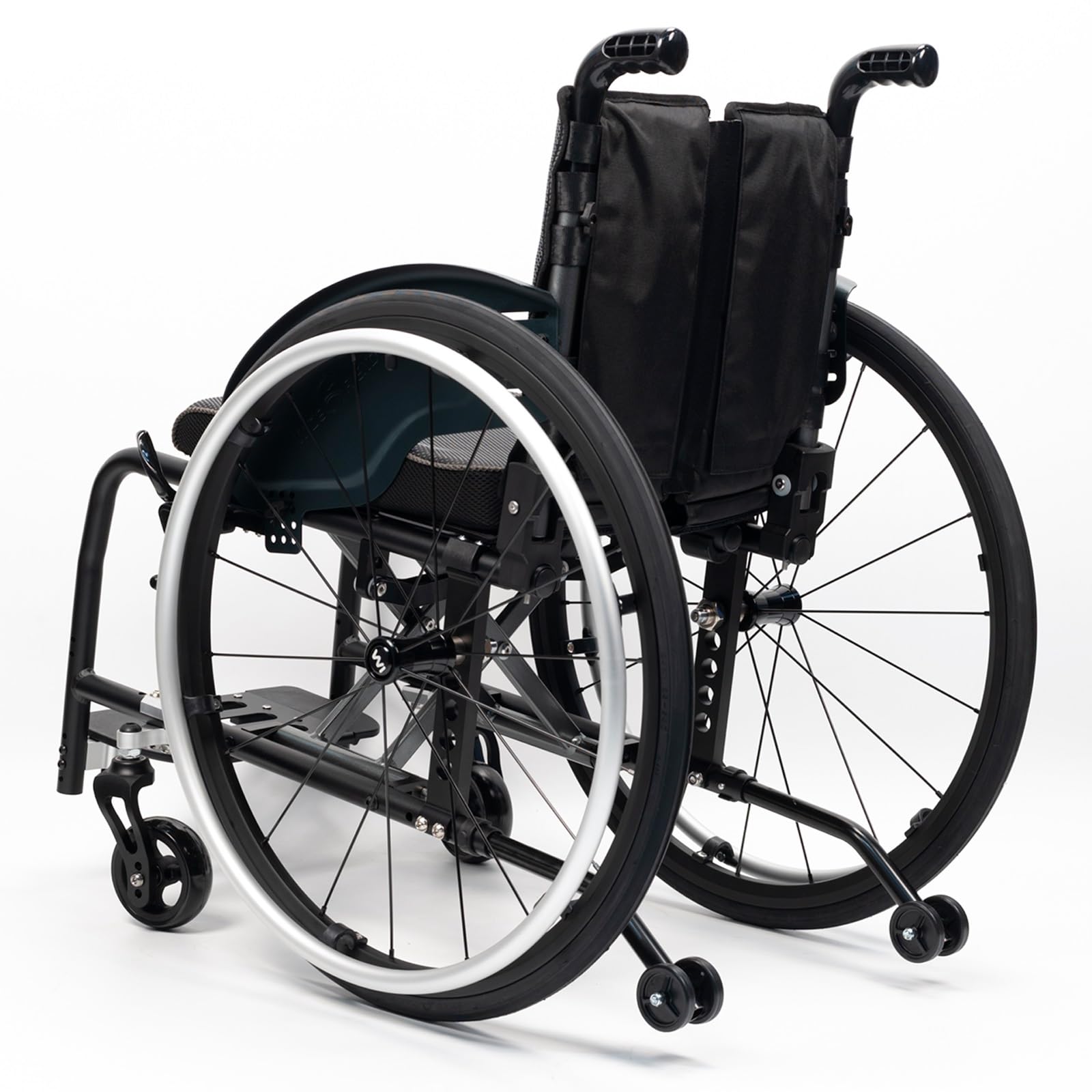 Wózek inwalidzki ze stopu aluminium, lekki, wyposażony w opony terenowe, zdejmowany podnóżek (szerokość: 42 cm)