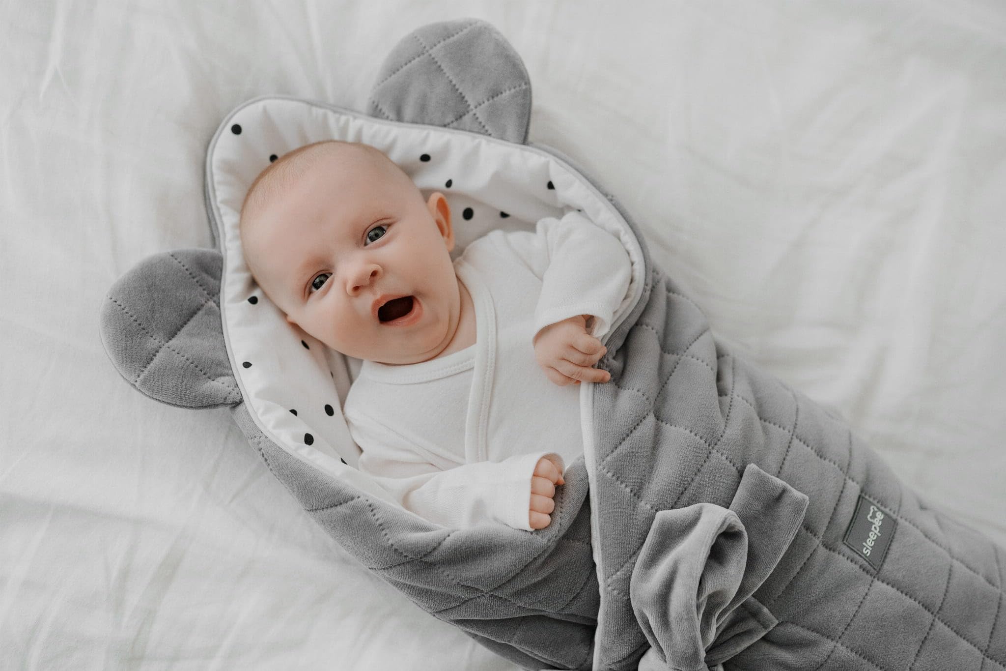 Sleepee Royal Pucksack Baby 0–3 Monate – Baby Swaddle Wickeltuch aus 100 % geprüfter Baumwolle (Oeko-TEX Standard 100), atmungsaktiv, weich & sicher für Jungen & Mädchen