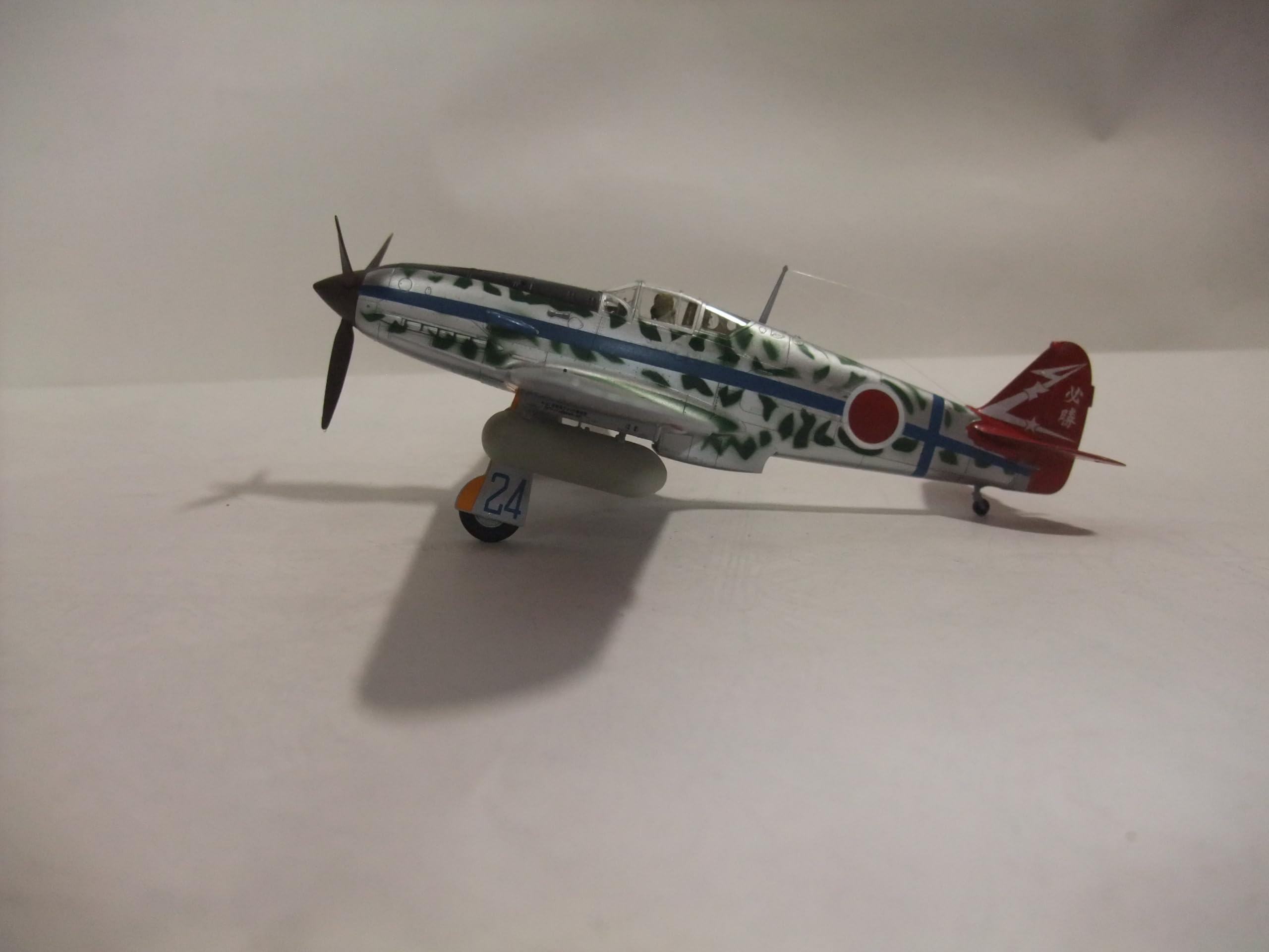 Amazon.co.jp: 完成品 日本陸軍 三式戦闘機 飛燕 48分の1サイズ 