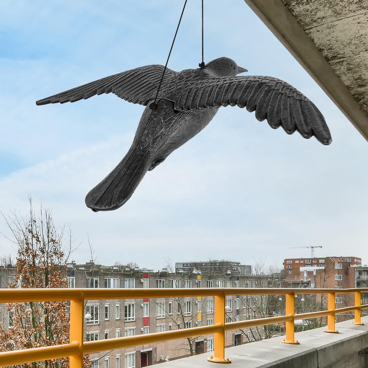 2 Schwarz Raben Attrappe, krähenattrappe Taubenschreck Rabe, Plastik Raben zur Abschreckung krähenschreck zum Aufhängen, Vogelschreck Fliegende Krähe, Balkon & Garten