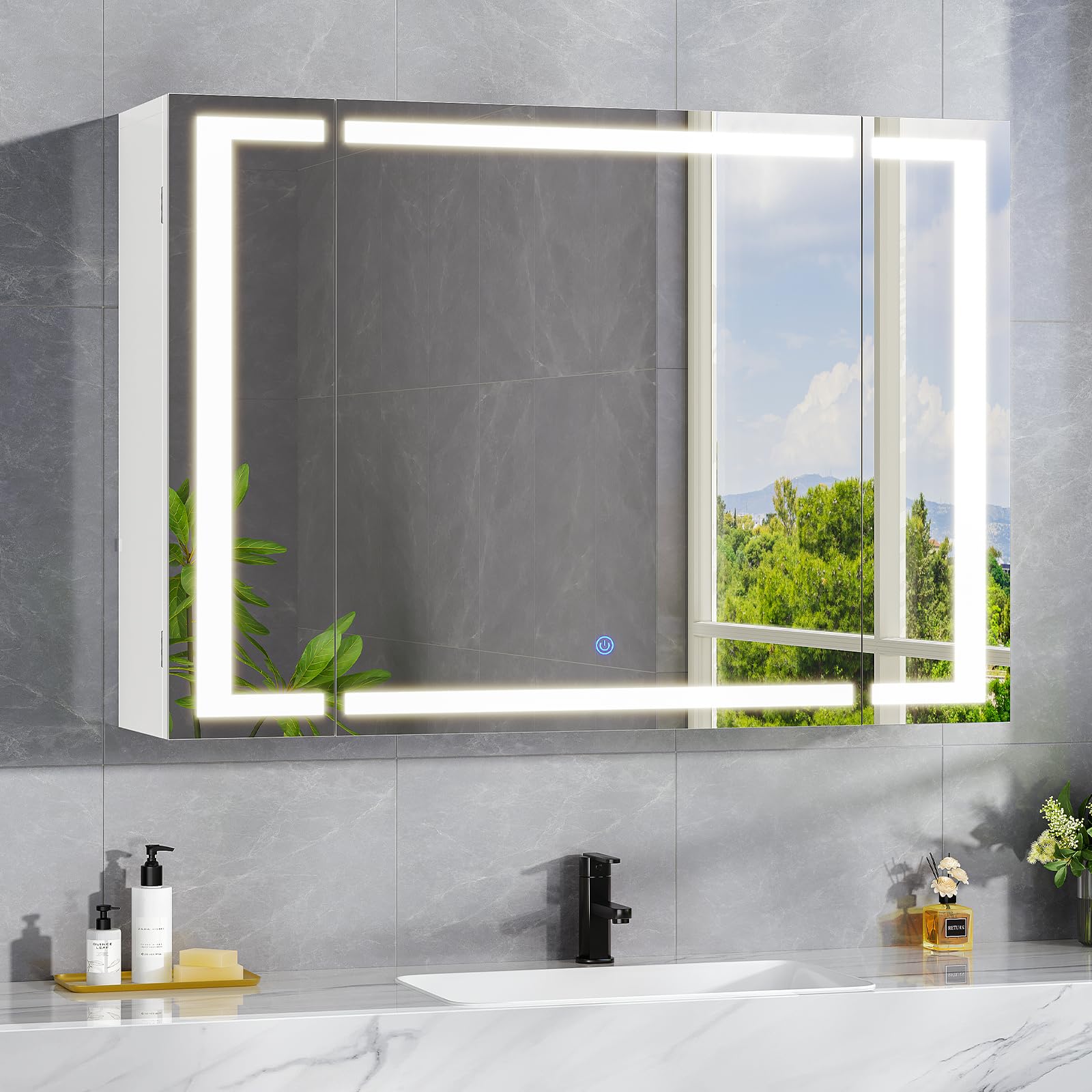 Spiegelschrank Bad mit LED Beleuchtung & Steckdose, 80x60x17 cm | Badezimmer Spiegelschrank mit 3 Farben Dimmbar & HD Spiegel, Badezimmerschrank mit 3 Tür 9 Fächer, verstellbaren Regalen,Weiß
