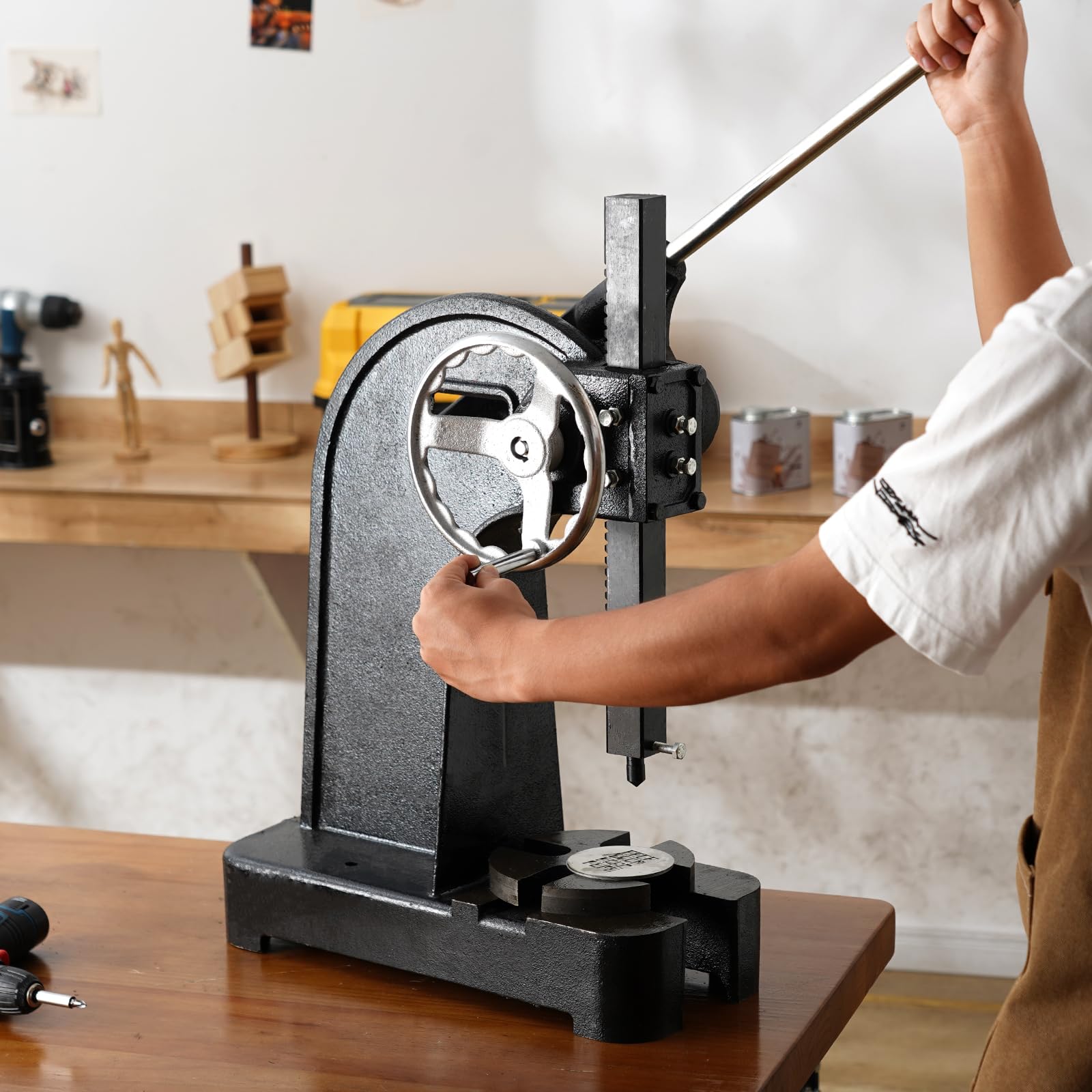 VEVOR Presse à Crémaillère, Presse à Arbre à Cliquet de 3 T, avec Levier et Volant, Hauteur Max. 310 mm, Presse à Poinçonner Manuelle de Bureau en Fonte, pour Estampage, Pliage, Étirement, Formage