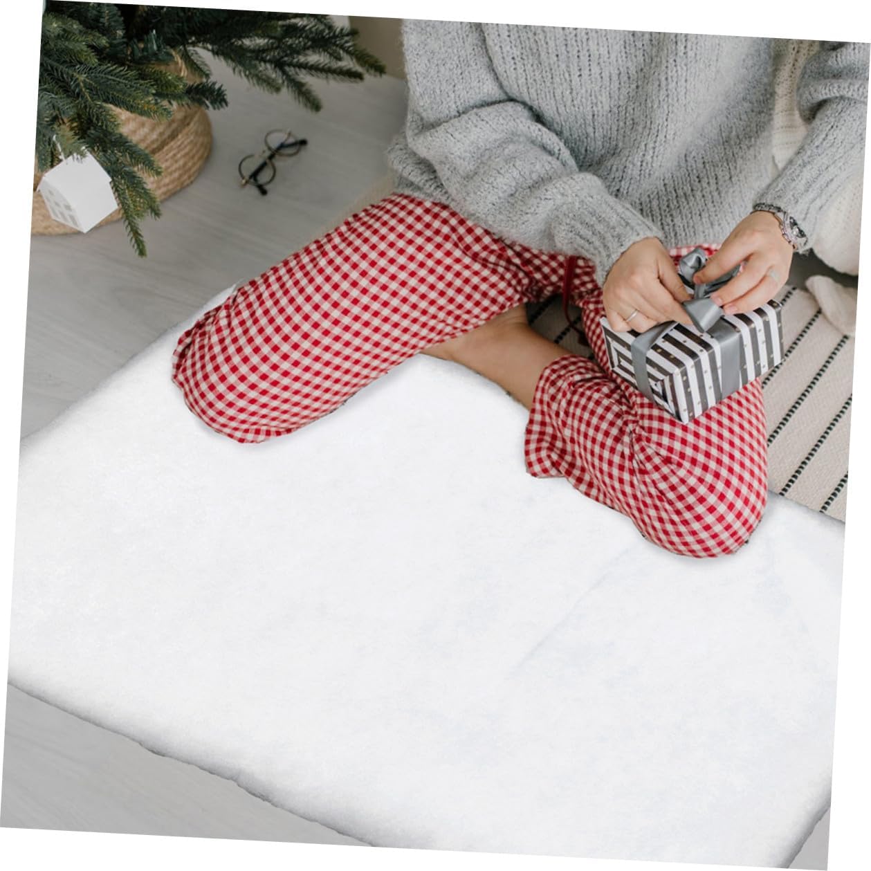 2pcs Thick Artificial Snow Blanket 1.5x1m White Faux Snow for Indoor Christmas Decor Holiday Village Display Carpet for Winter Scenes