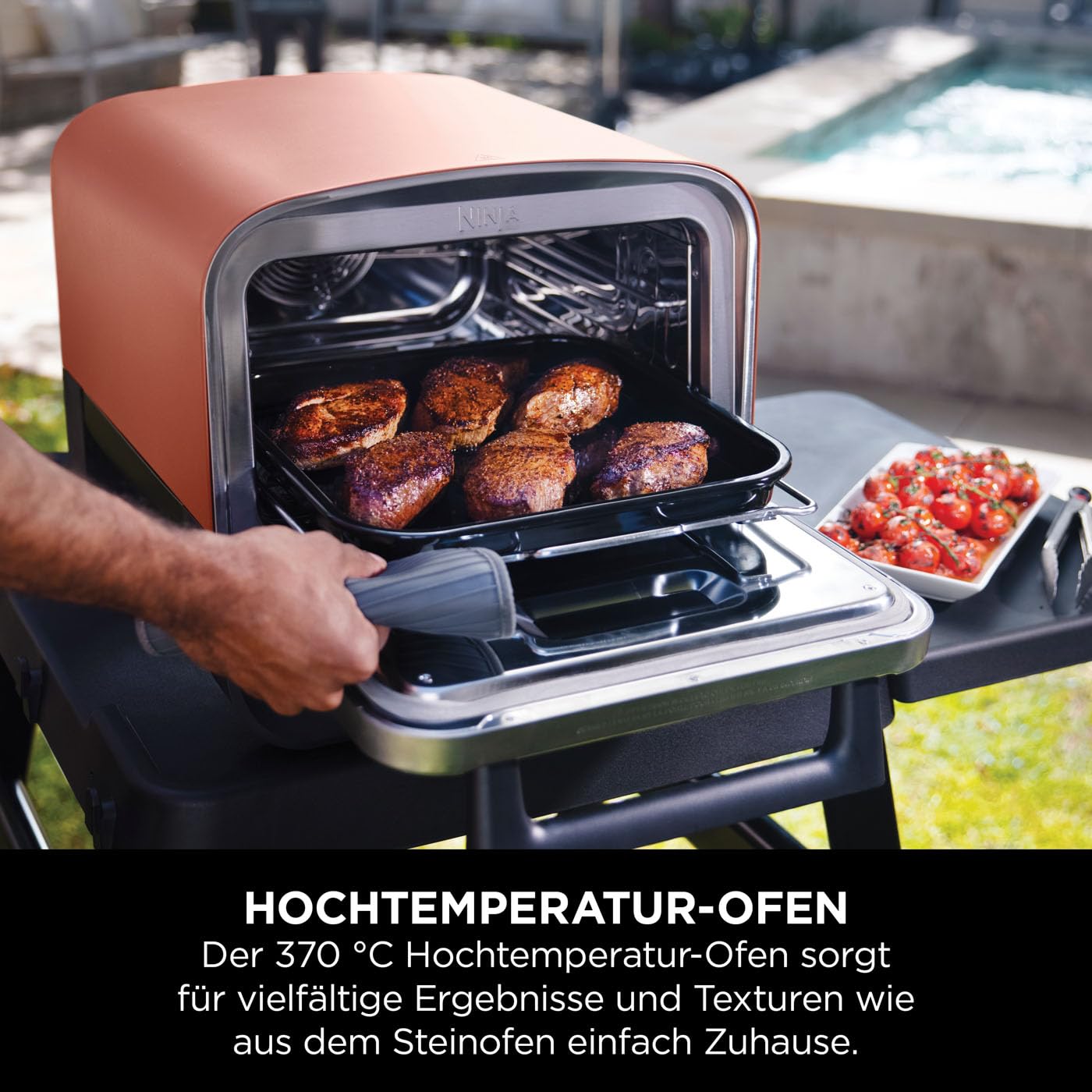 Ninja Woodfire Outdoor-Ofen, 8-in-1-Pizza- Ofen, BBQ-Smoker mit Bratrost, OO101EU + verstellbarer Ständer und Beistelltisch 4718J800EUUK