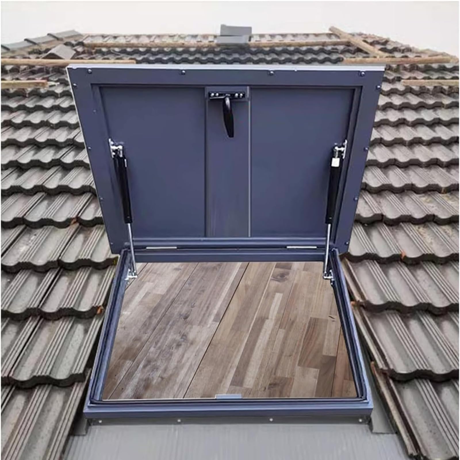 Escotilla de techo de 95 x 95 cm con acceso al techo comercial y ventanas de seguridad de 90°