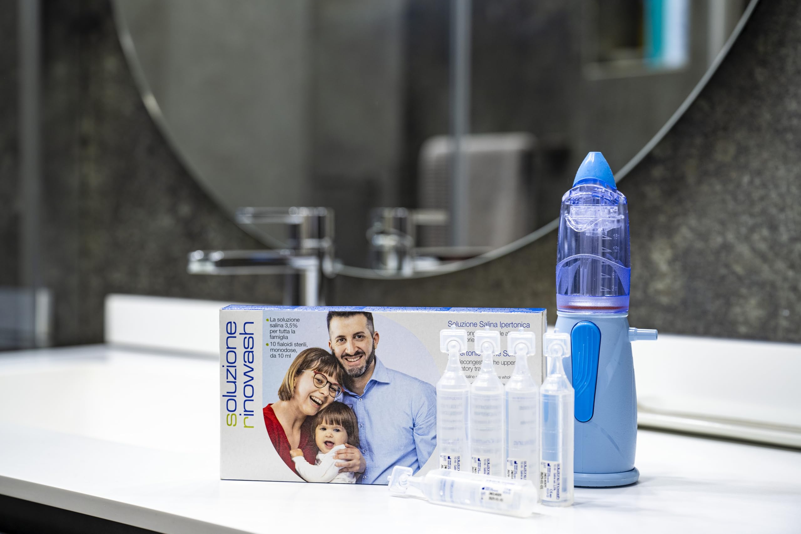 Air Liquide Healthcare, RINOWASH + SOLUZIONE RINOWASH, Doccia Nasale Micronizzata con Soluzione Salina per il Trattamento delle Cavità Nasali, per Adulti e Bambini, 10 Flaconcini Monodose da 10 ml