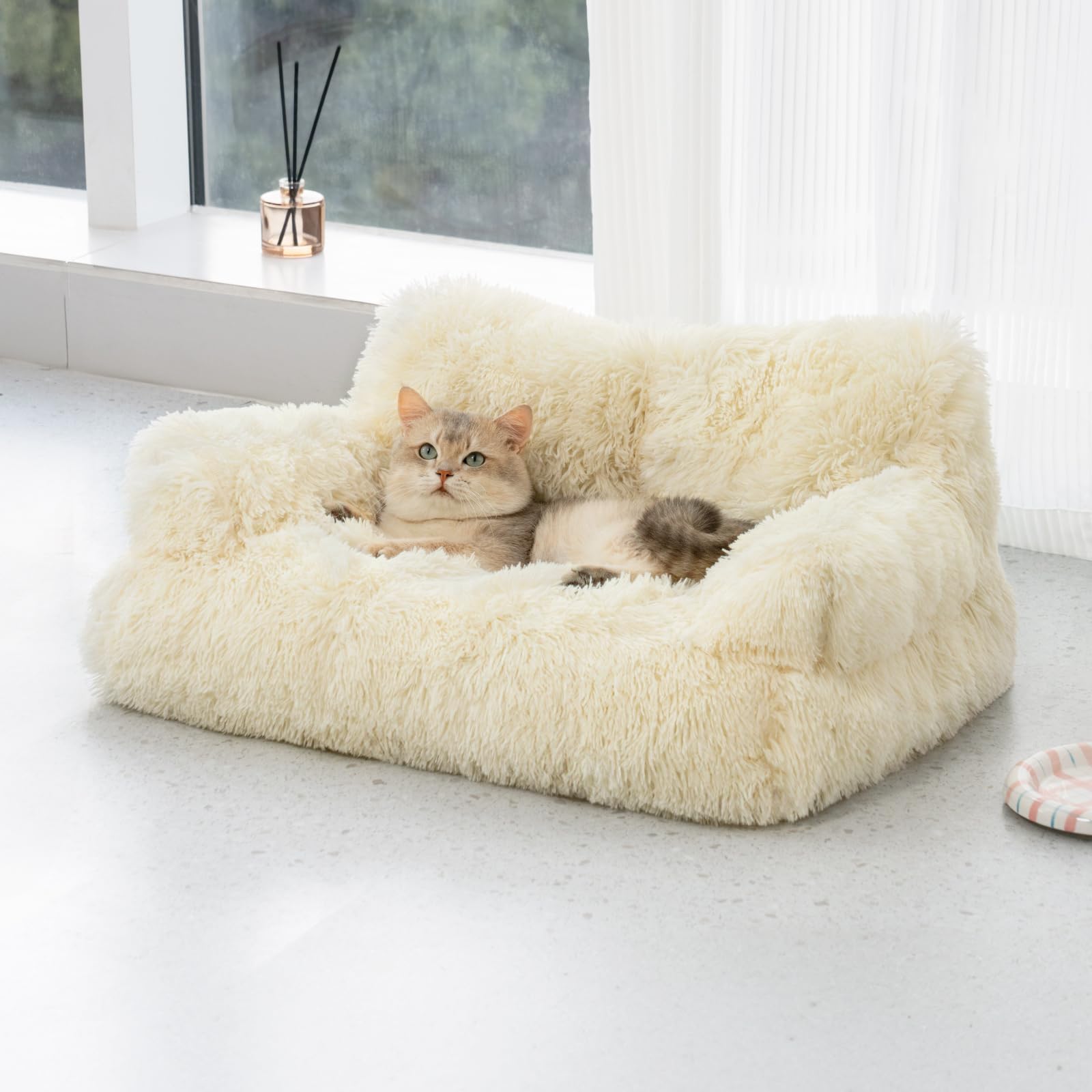 MEWOOFUN Elegante sofá cama grande para gatos de interior, sofá lavable de felpa, camas para perros pequeños, suave y calmante con parte inferior antideslizante, color beige