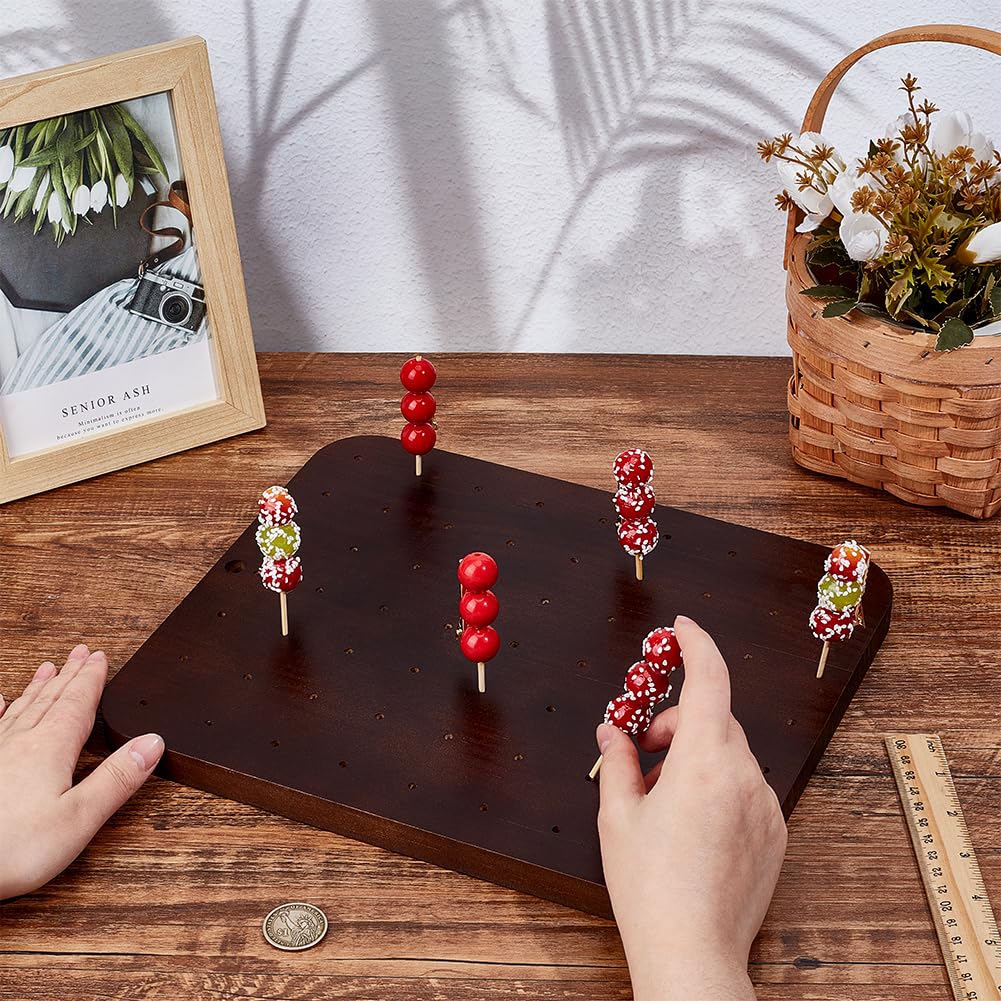 PH PandaHall Holzspieß Displayhalter 63 Löcher Lebensmittel Obstspieße Spießständer Tonfiguren Ausstellungsplatten Rechteckiger Pick Ständer für Kunsthandwerk Tonmodell Lebensmittel Party, 30x25cm
