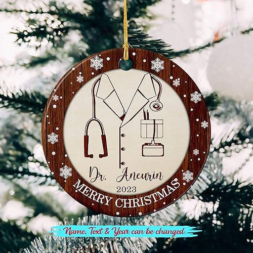 Miniatura 2 de Adorno de cerámica personalizado de médico de Navidad 2024, adorno con el mejor doctor, adorno de Navidad con nombre personalizado y adorno de