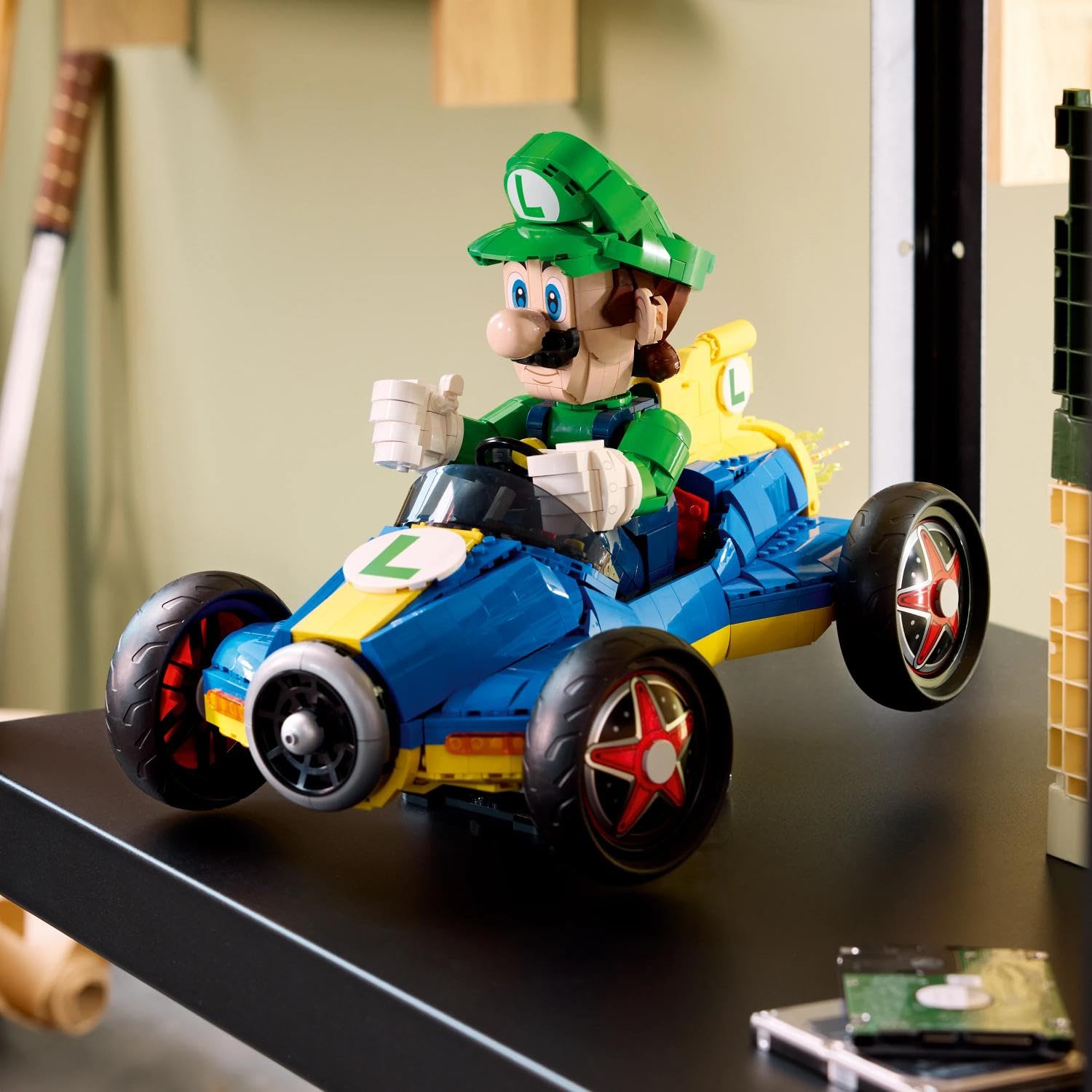 LEGO Super Mario Mario Kart— Luigi i Mach 8 72050 | Model z figurką, zestaw kolekcjonerski dla fanów gier Nintendo, pomysł na prezent 18+, gamingowa dekoracja, 2234 elementy